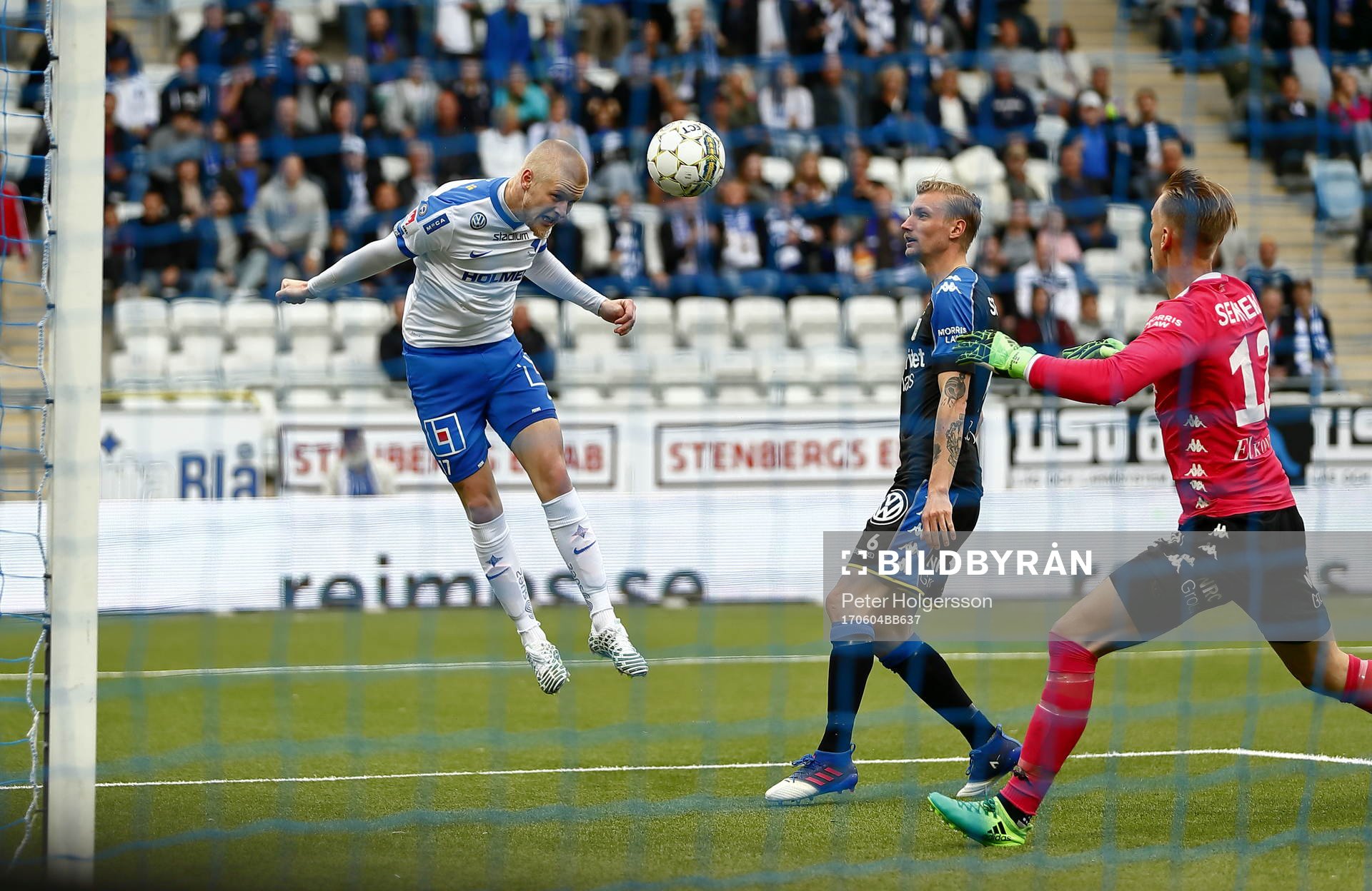 Norrköpings Kalle Holmberg nickar ner bollen