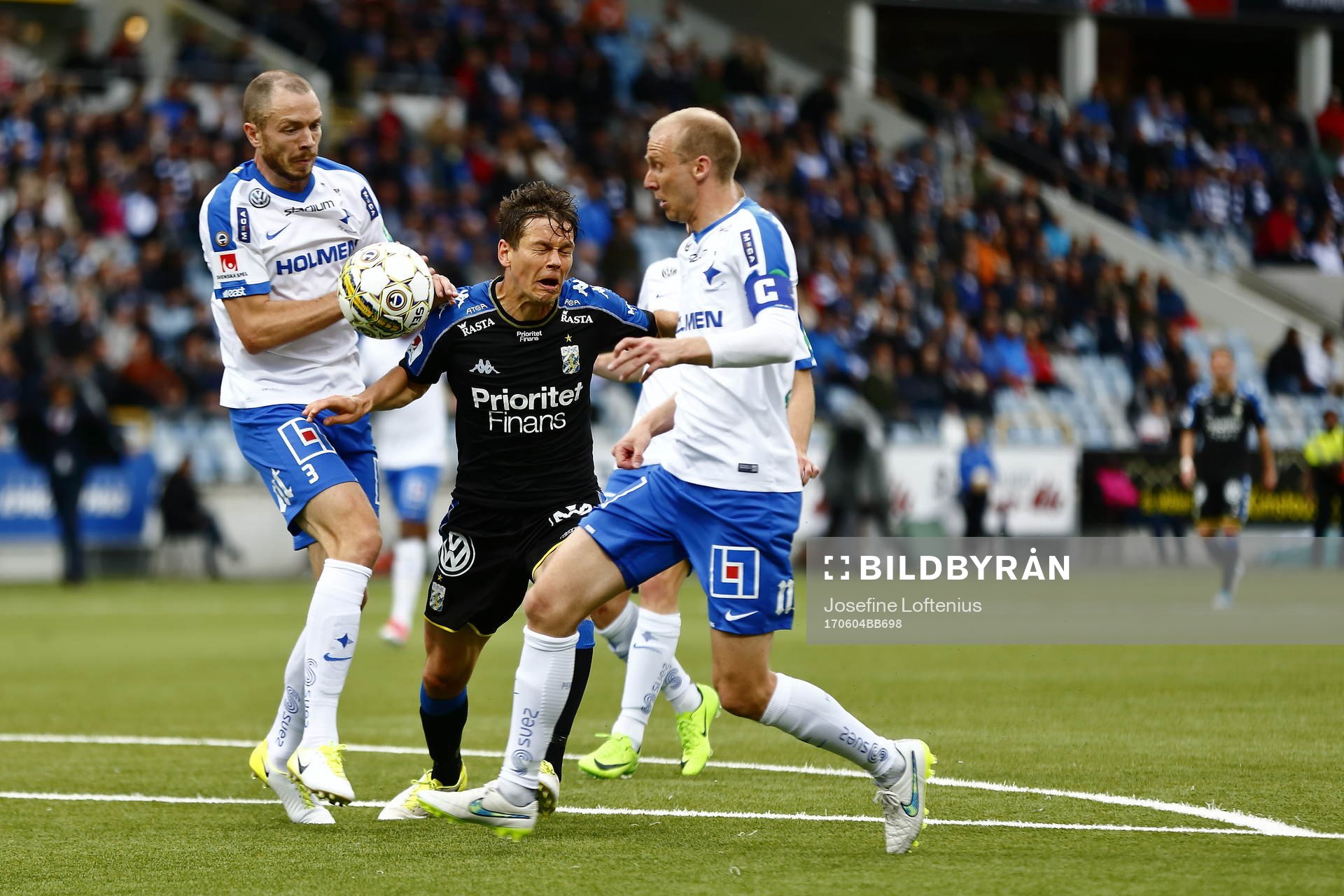 IFK Göteborgs Mads Albæk blir stoppad av Norrköpings