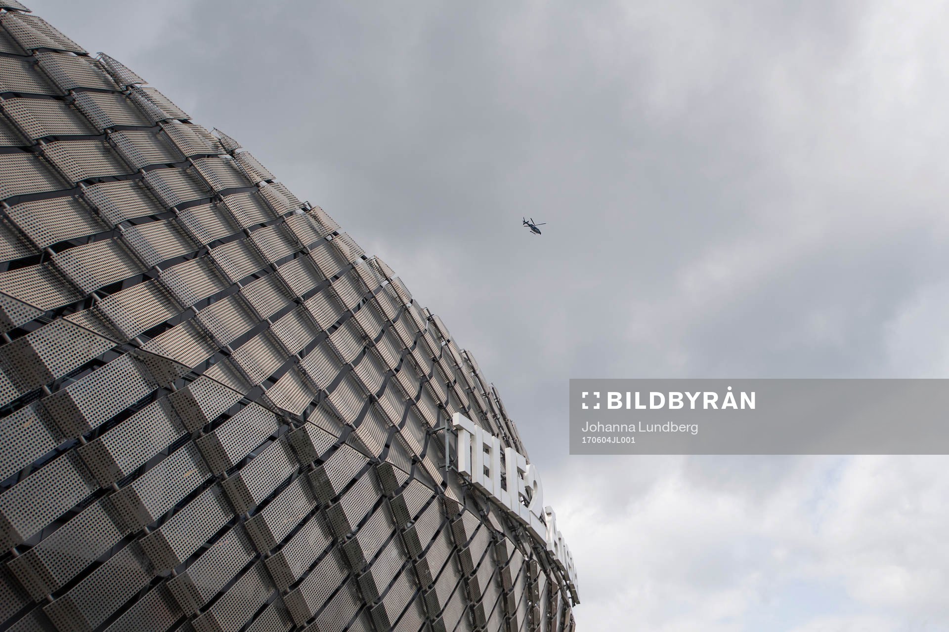 En helikopter kring Tele2 arena