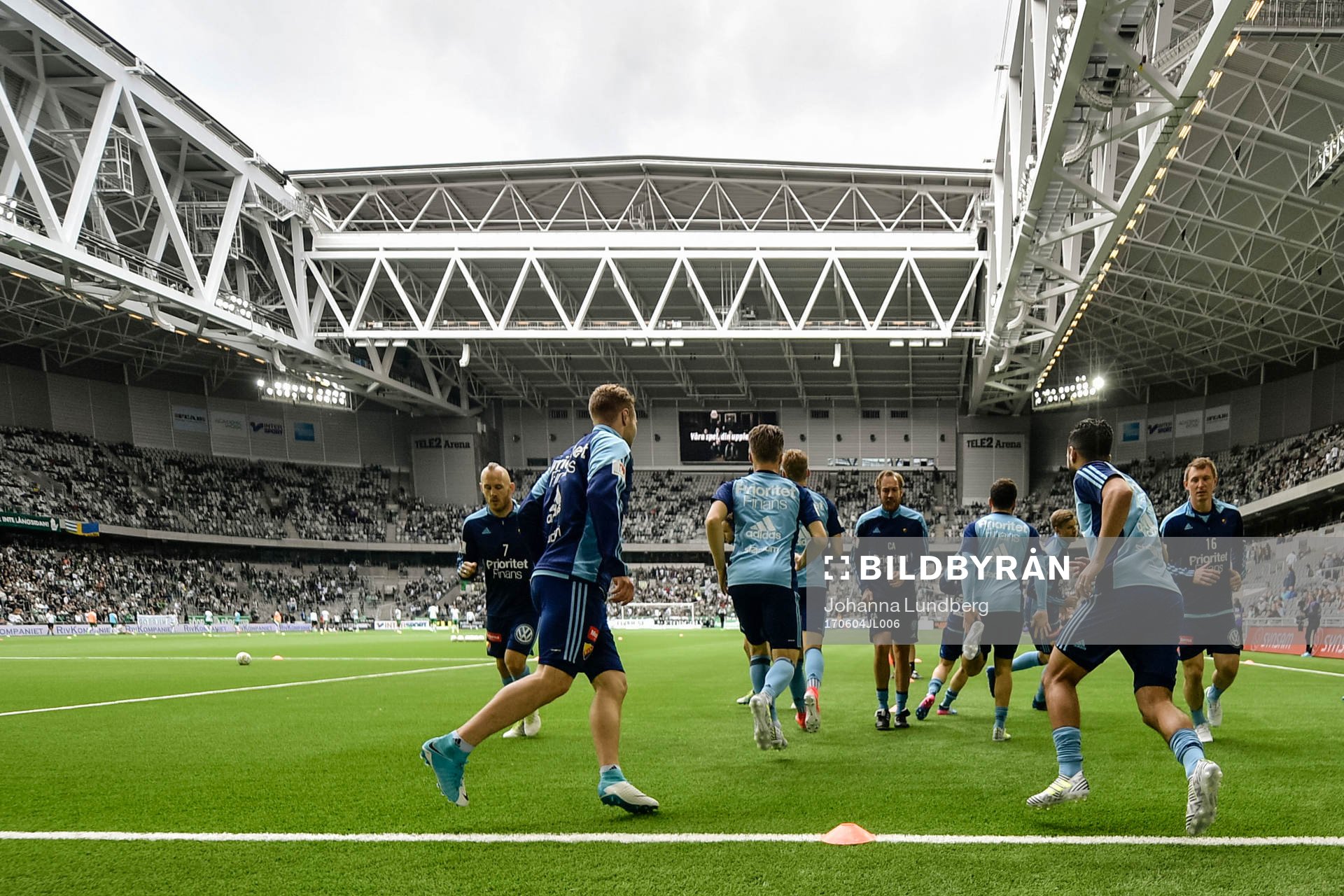 Djurgårdens spelare värmer upp före fotbollsmatchen i