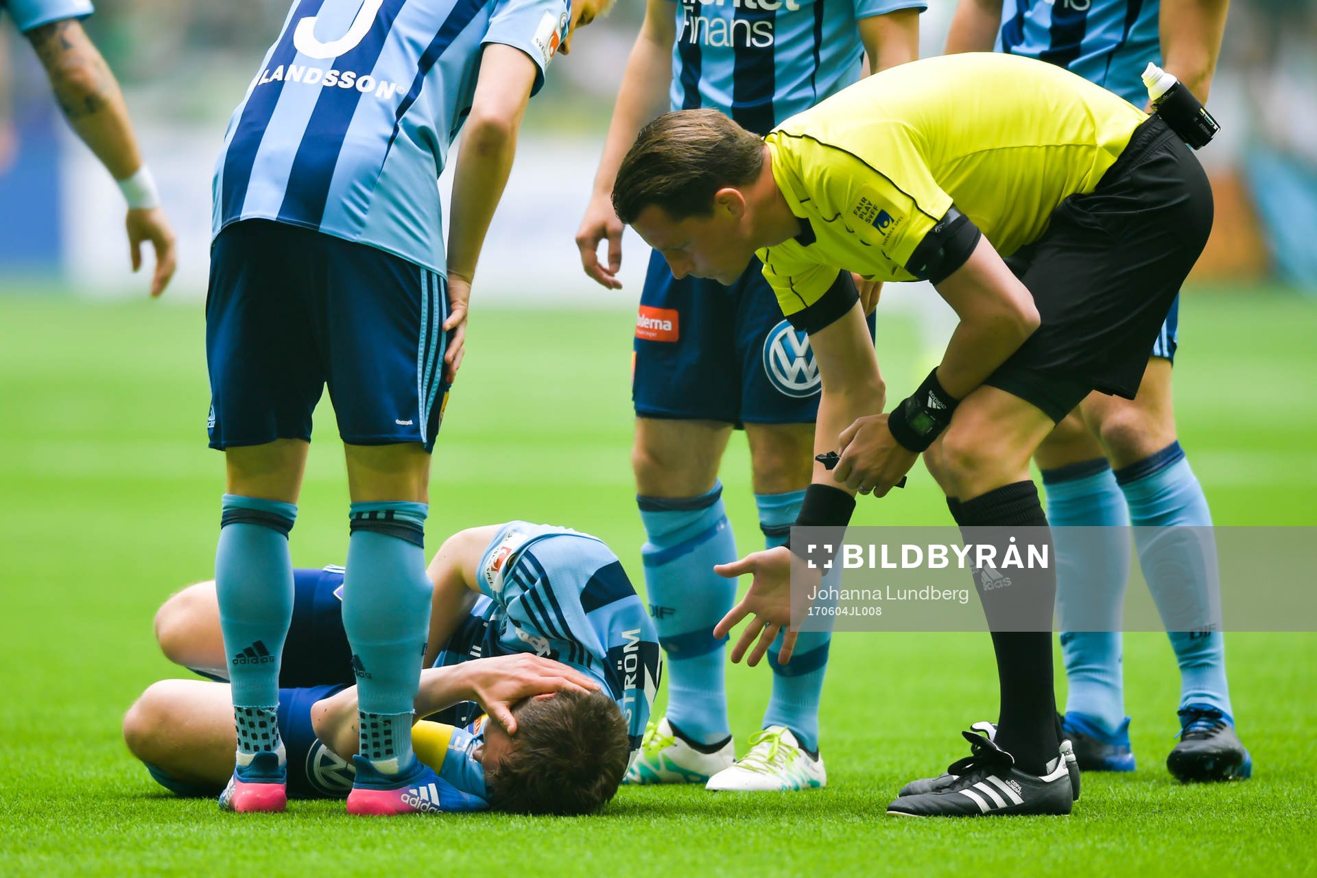 Djurgårdens Kim Källström har ont under fotbollsmatchen i Allsvenskan mellan Hammarby och Djurgården den 4 juni 2017 i Stockholm.