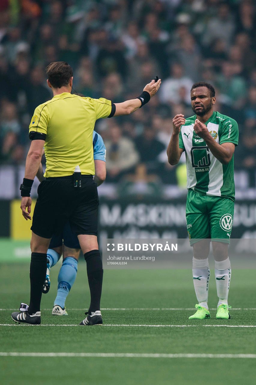 Hammarbys Serge-Junior Martinsson Ngouali reagerar mot