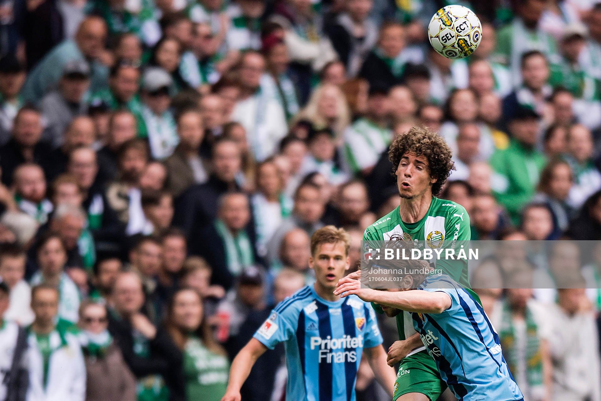 Hammarbys Romulo Cabral Pereira Pinto i en duell med