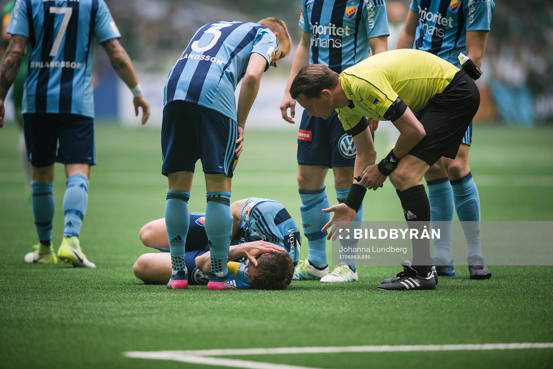 Djurgårdens Kim Källström har ont efter en duell under fotbollsmatchen i Allsvenskan mellan Hammarby och Djurgården den 4 juni 2017 i Stockholm.