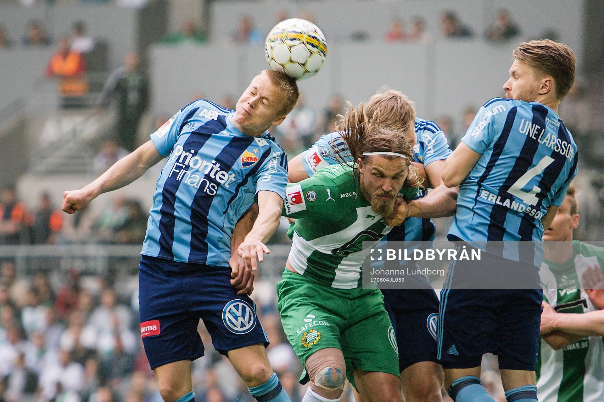 Djurgårdens Elliot Käck och Jacob Une Larsson i en duell