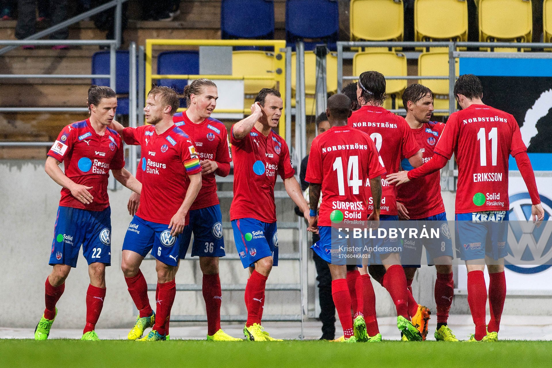 Helsingborgs Jesper Lange (v) har gjort 0-1 och laget jublar