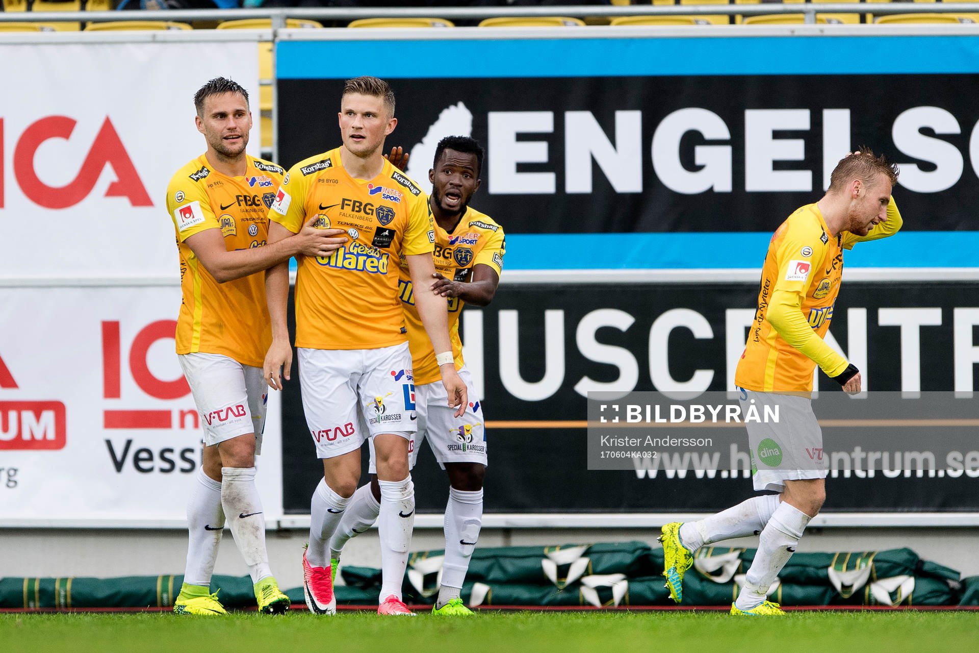 Falkenbergs Erik Pärsson (mitten) jublar