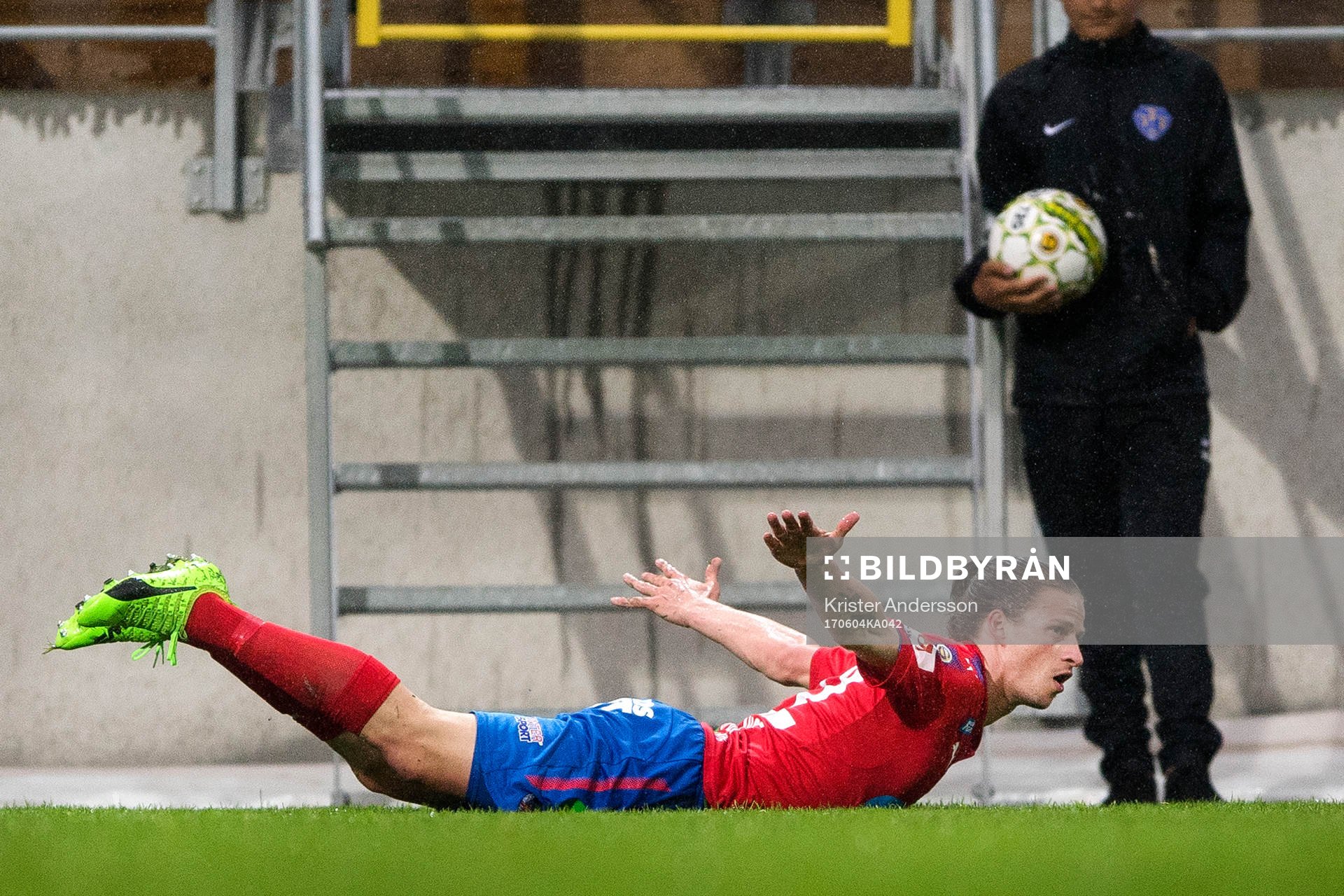 Helsingborgs Jesper Lange slänger sig och jublar