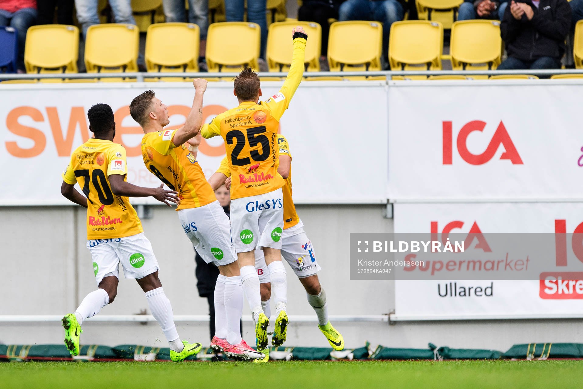 Falkenbergs spelare jublar