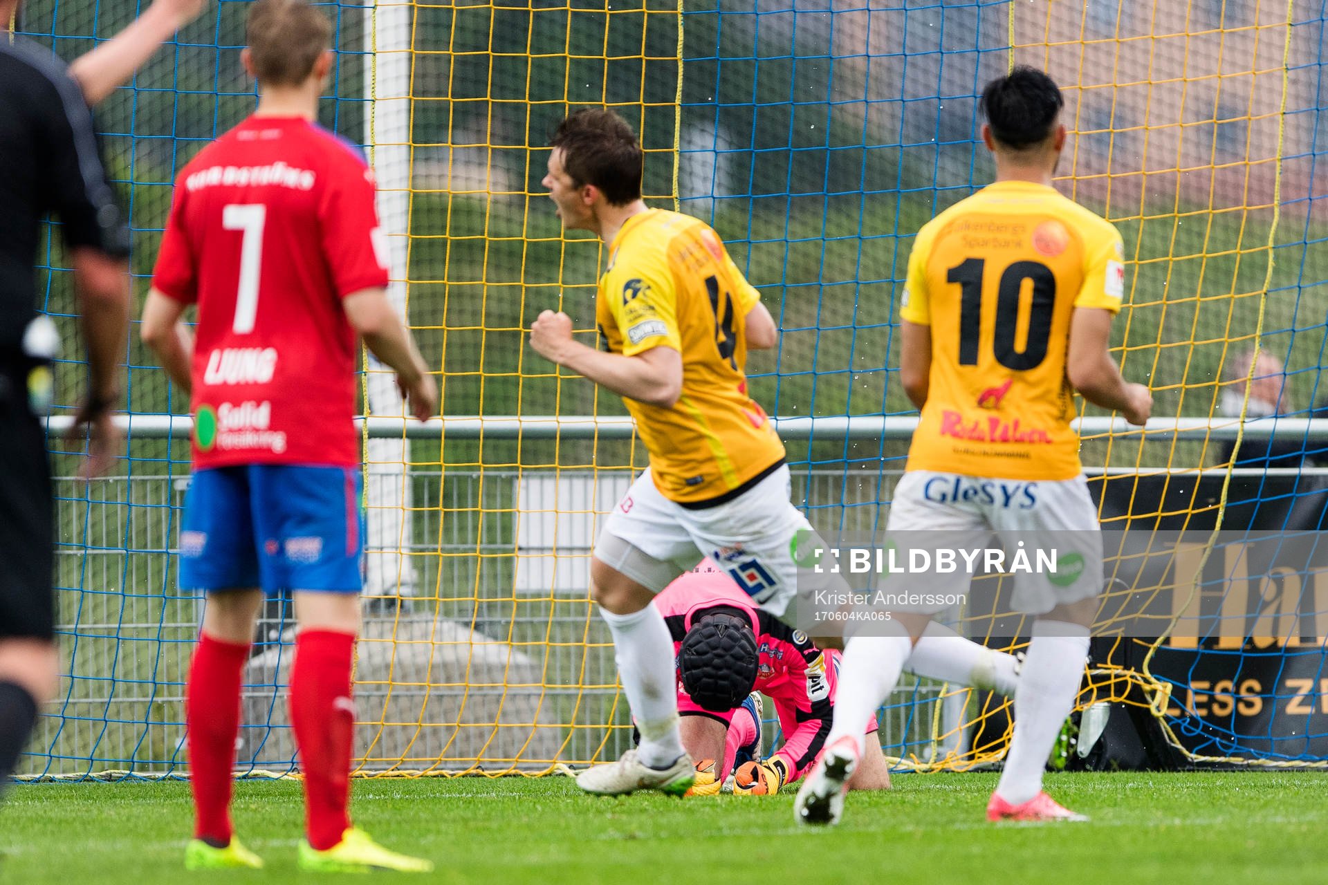 Helsingborgs målvakt Matt Pyzdrowski deppar