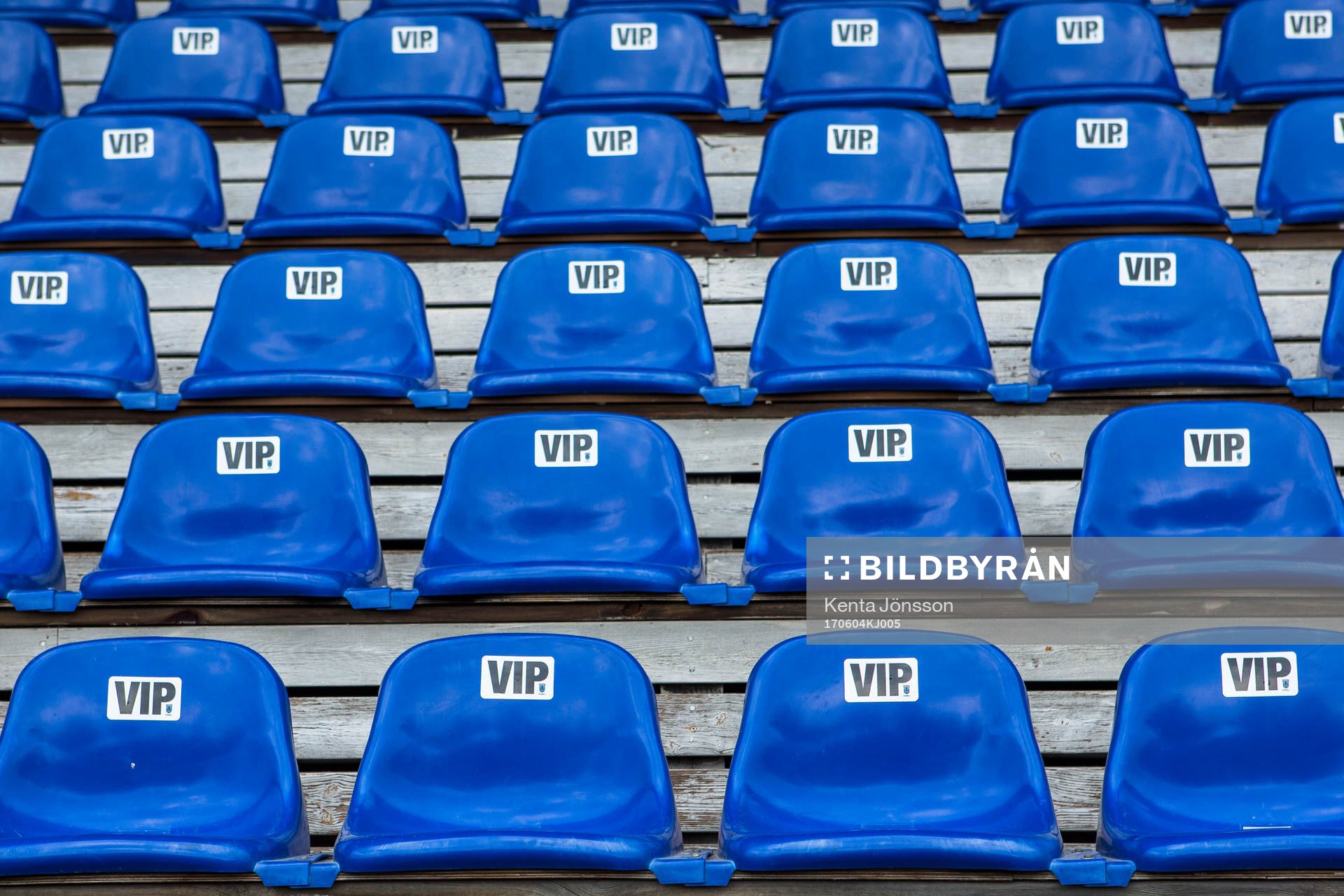 Stolar med skyltar på VIP-läktaren på Studenternas IP
