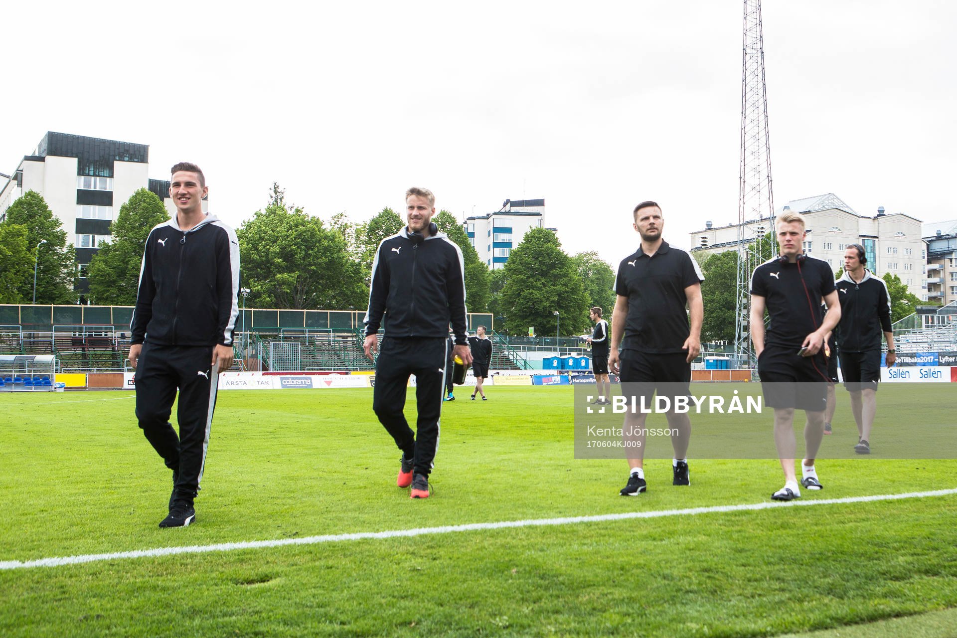 Halmstads spelare på planen innan fotbollsmatchen i
