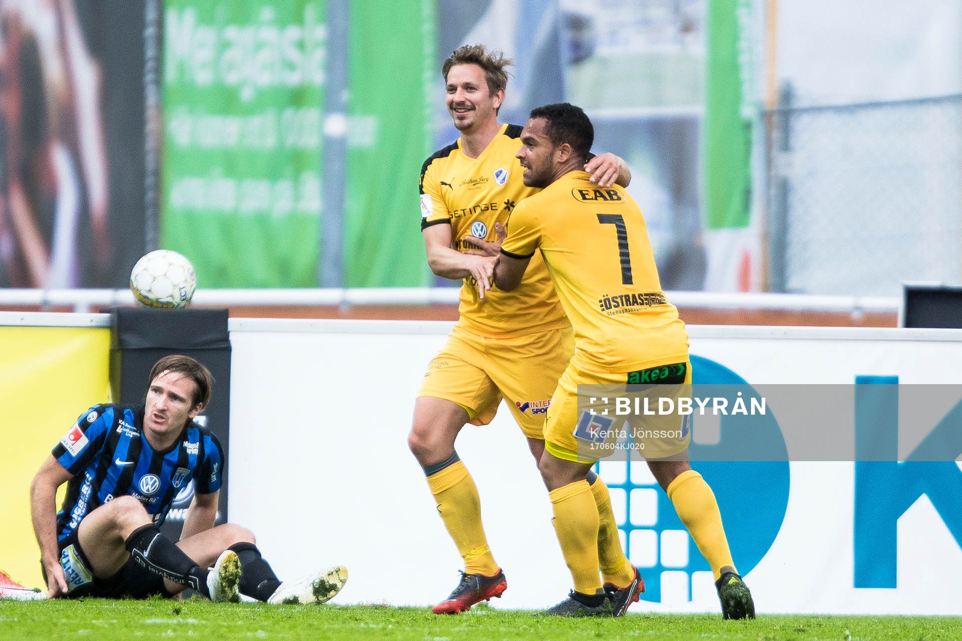 Halmstads Fredrik Olsson jublar med Nikolai Alho
