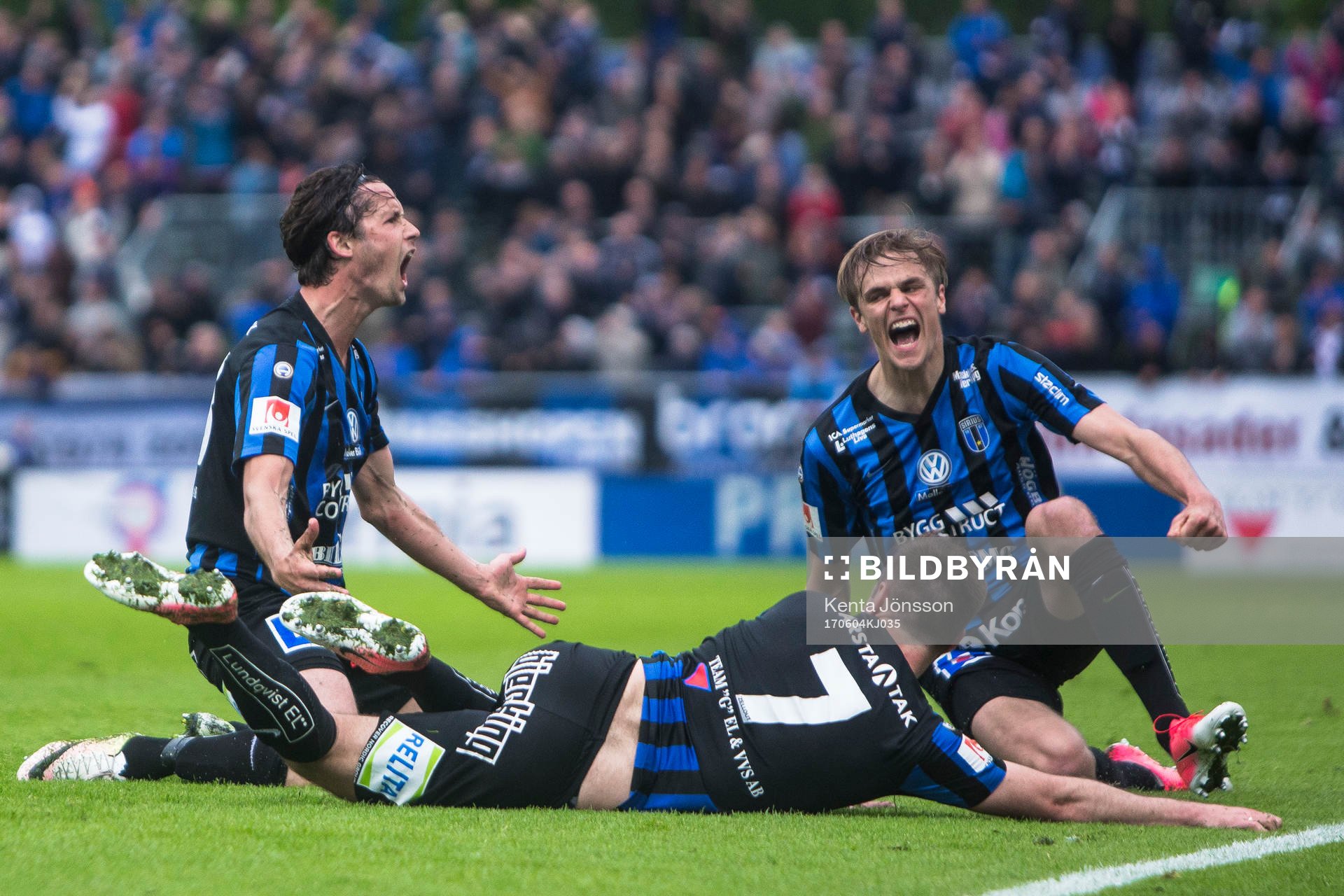 Sirius Philip Haglund (v) jublar med Oscar Pehrsson och Niklas Busch Thor efter 2-1under fotbollsmatchen i Allsvenskan mellan Sirius och Halmstad den 4 Juni 2017 i Uppsala.