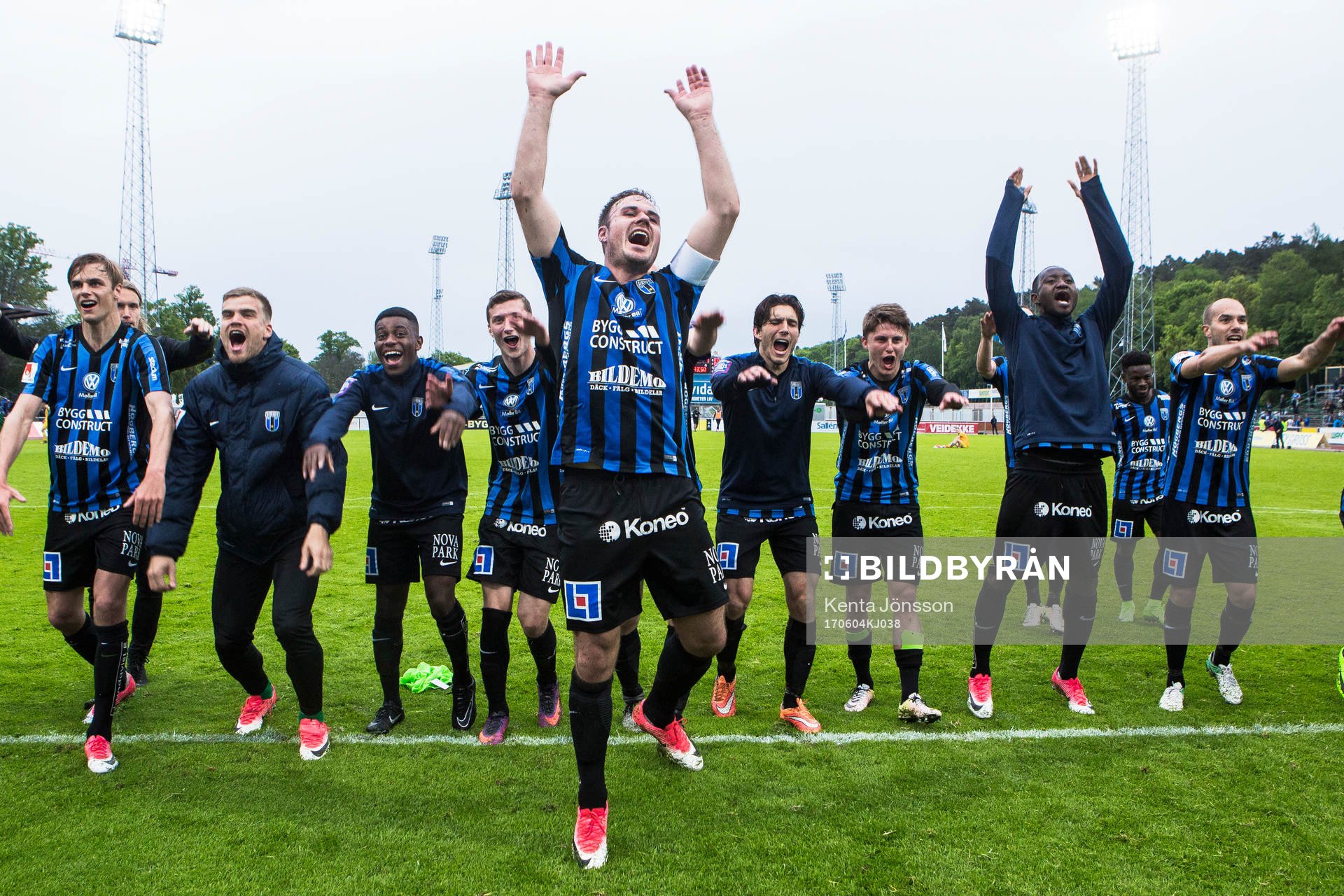 Sirius spelare med Niklas Busch Thor längst fram jublar efter fotbollsmatchen i Allsvenskan mellan Sirius och Halmstad den 4 Juni 2017 i Uppsala. 