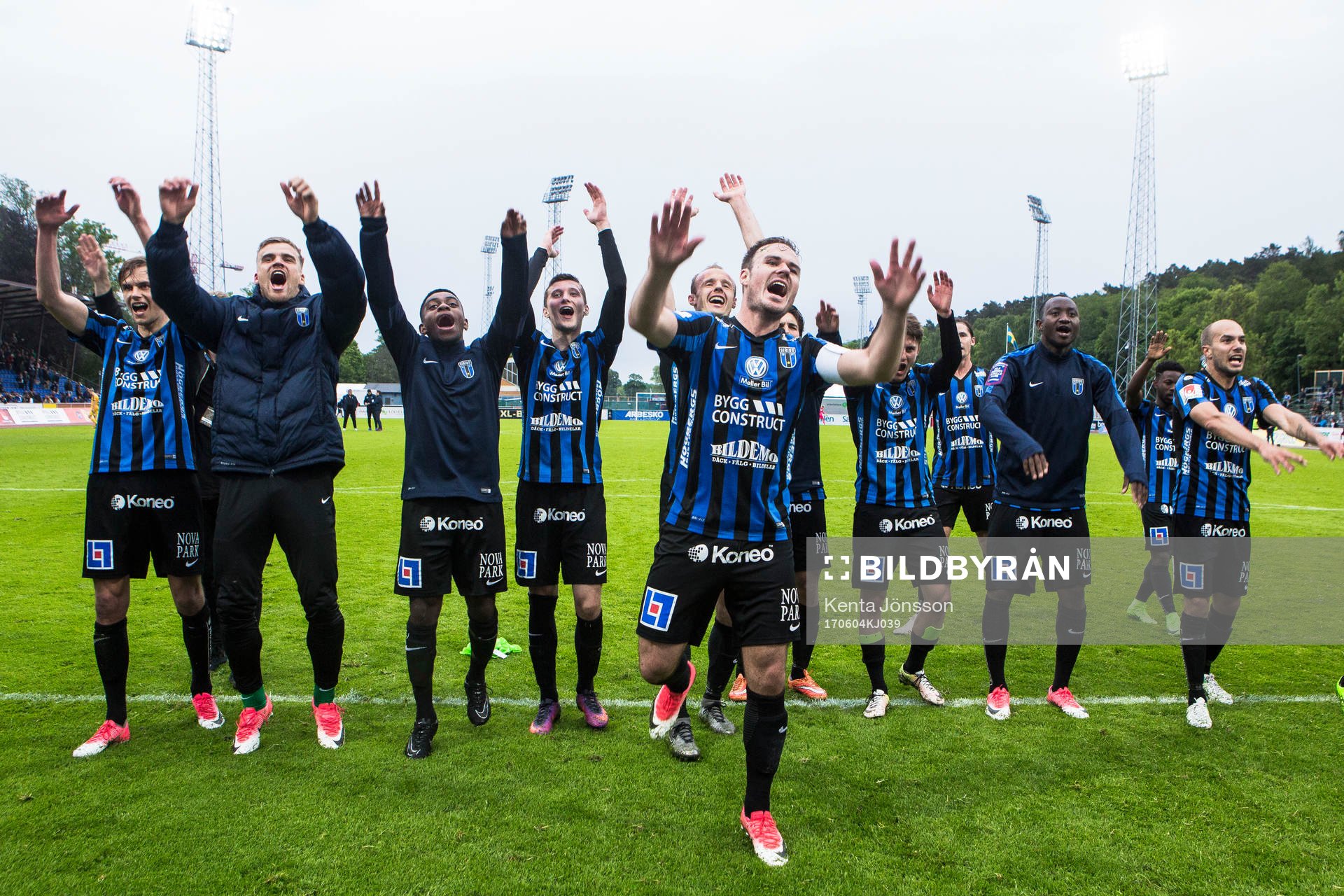 Sirius spelare med Niklas Busch Thor längst fram jublar