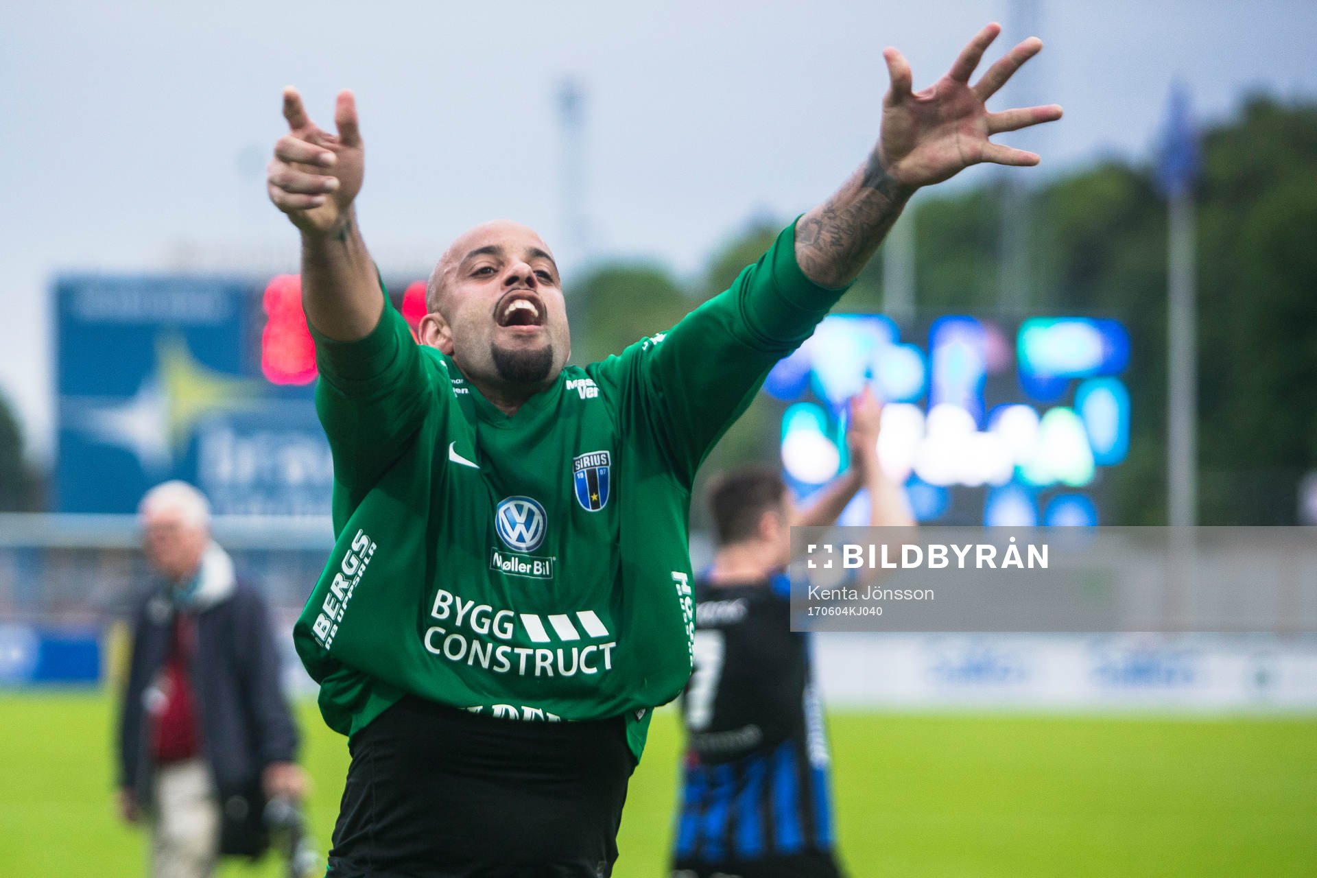 Sirius målvakt Joshua Wicks  jublar efter fotbollsmatchen i Allsvenskan mellan Sirius och Halmstad den 4 Juni 2017 i Uppsala. 