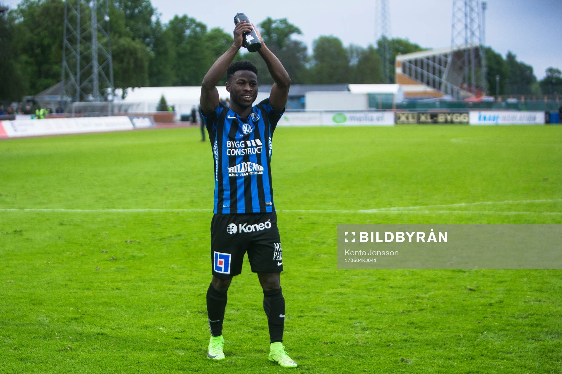 Sirius Kingsley Kofi Sarfo applåderar publiken