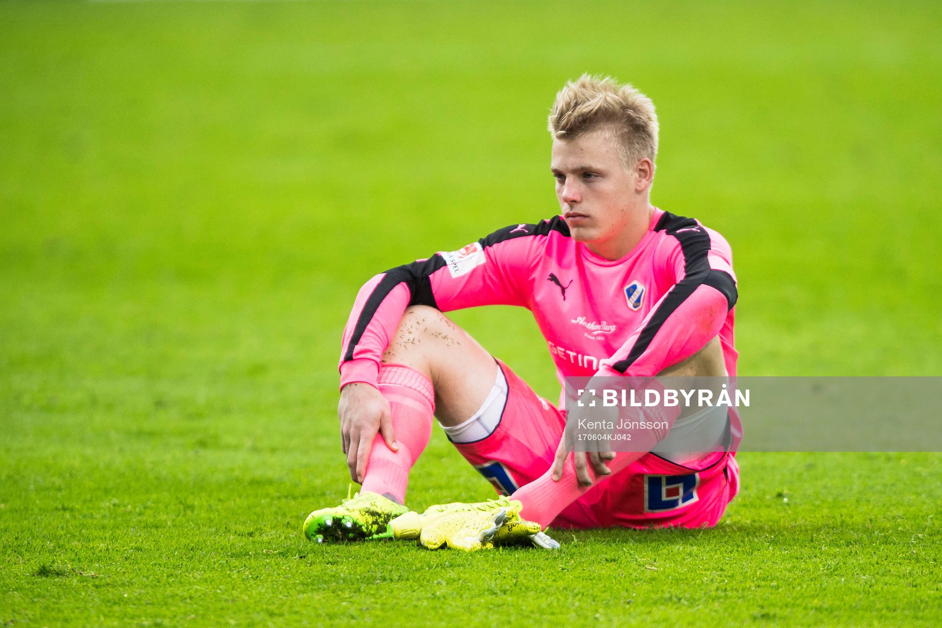 Halmstads målvakt Isak Pettersson deppar