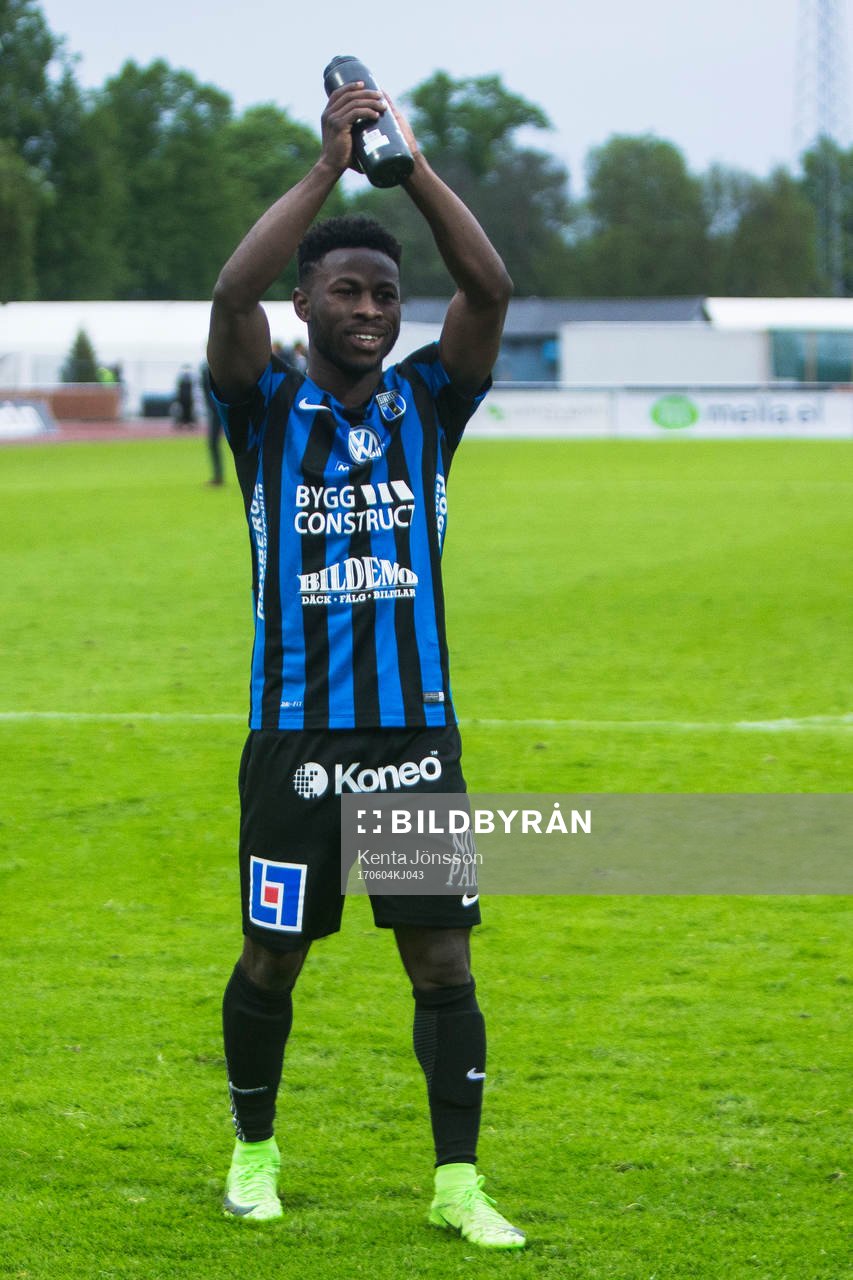 Sirius Kingsley Kofi Sarfo applåderar publiken