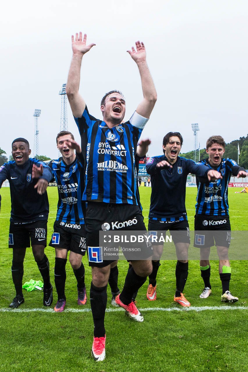 Sirius spelare med Niklas Busch Thor längst fram jublar