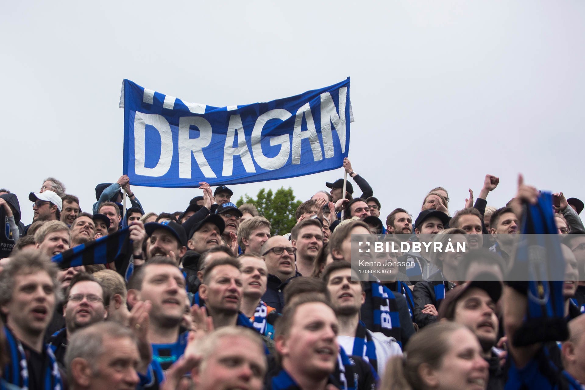 Sirius supportrar med en banderoll tillägnad Dragan