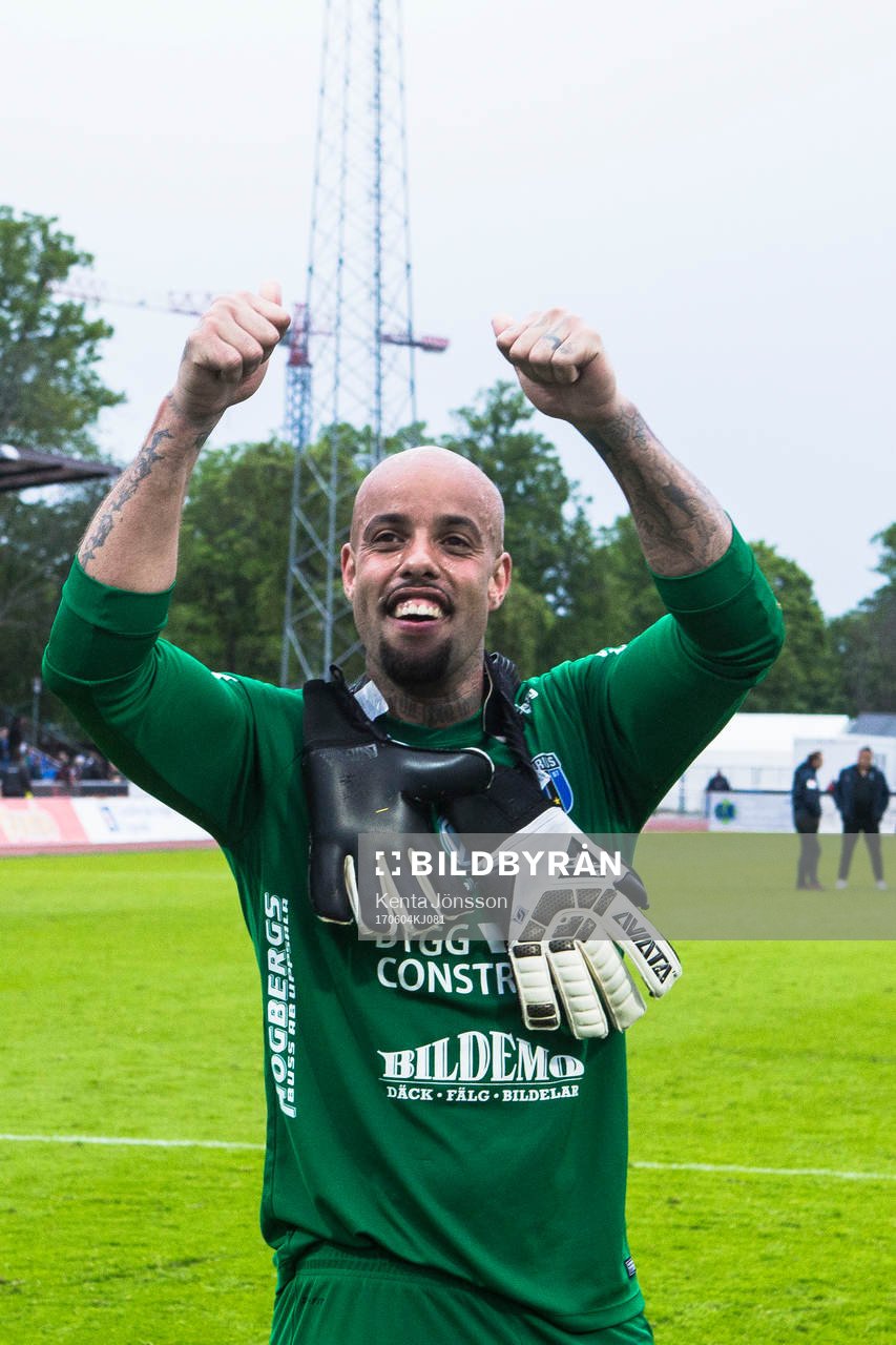Sirius målvakt Joshua Wicks jublar