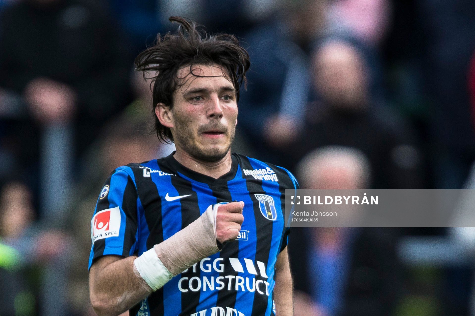 Sirius Ian Sirelius med ett bandage över höger arm och