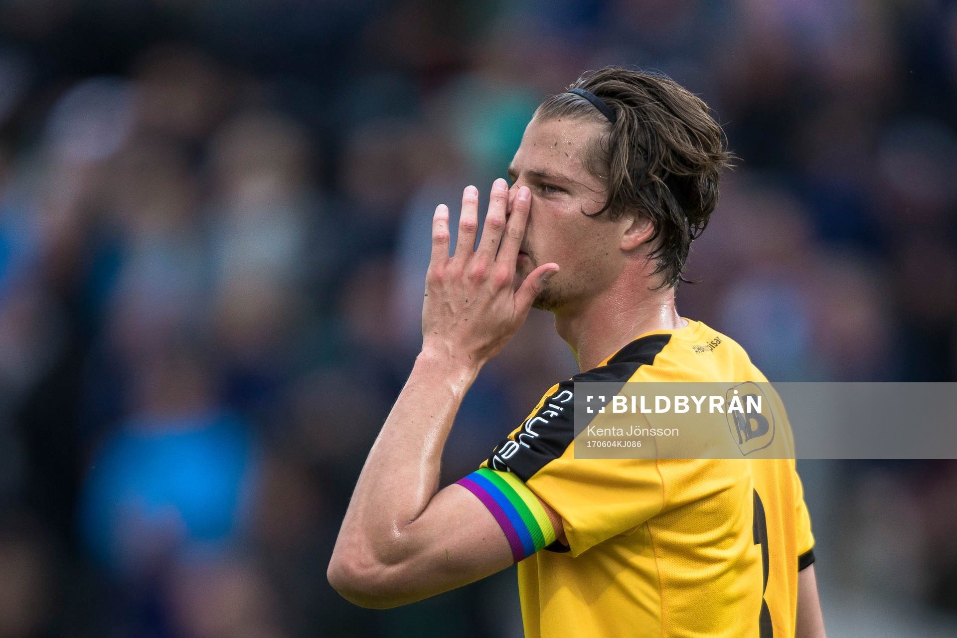 Halmstads Fredrik Liverstam med en regnbågsfärgad