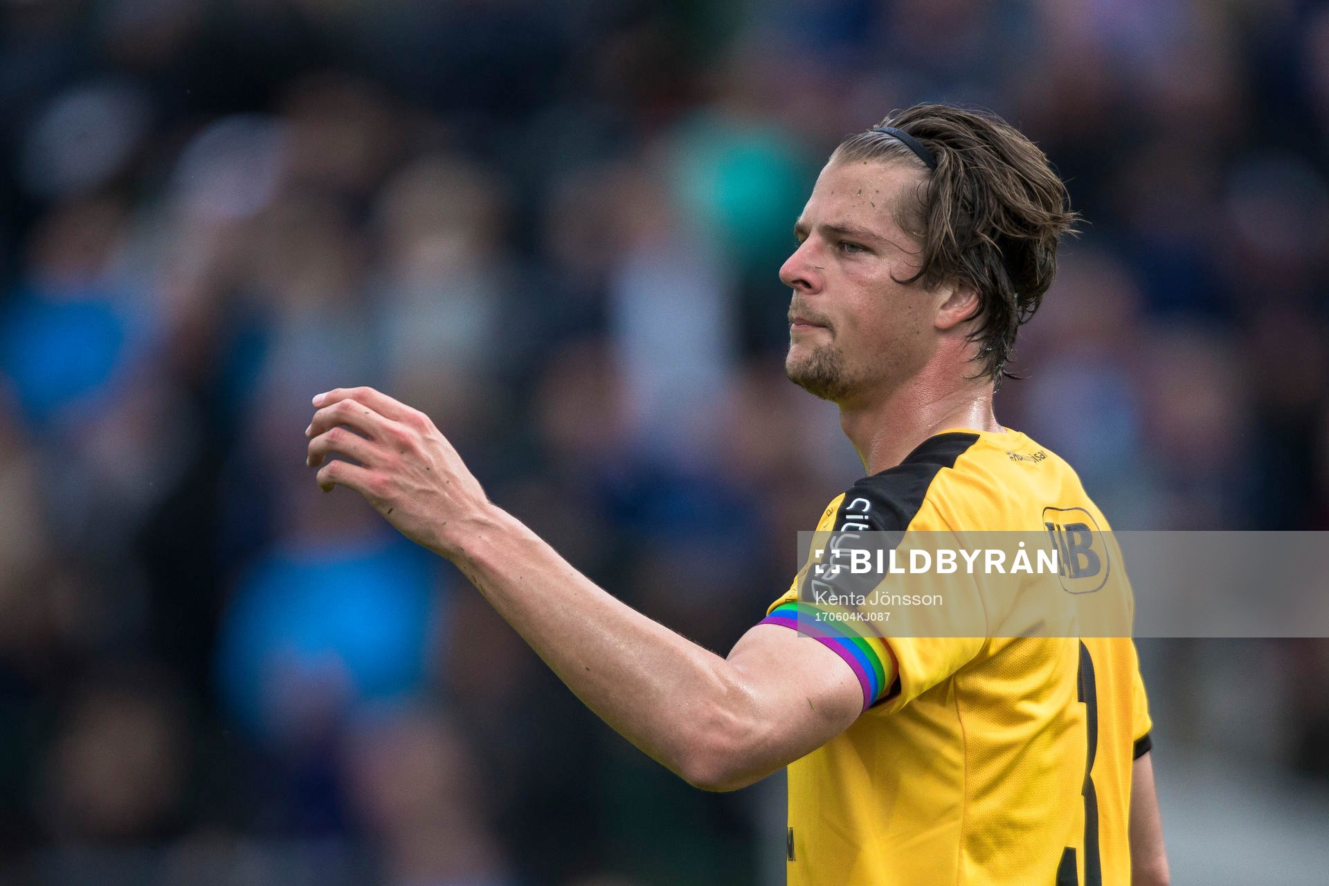 Halmstads Fredrik Liverstam med en regnbågsfärgad
