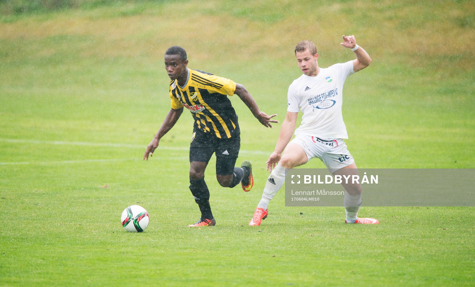 IFK Hässleholms Carl Mujaguzi i matchen i division 2