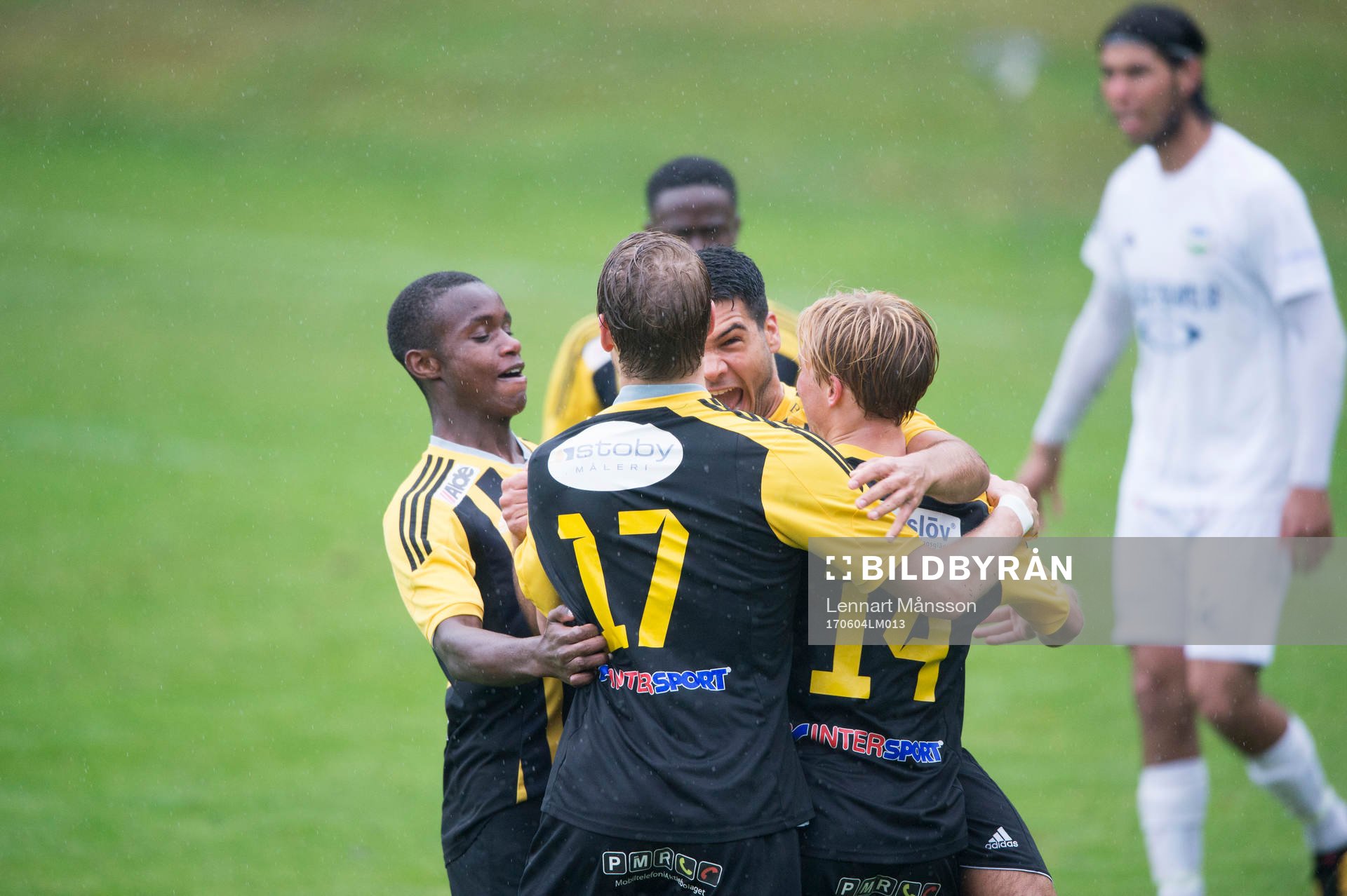 IFK Hässleholms Gustaf Lindroth har gjort 0-1 och jubel i