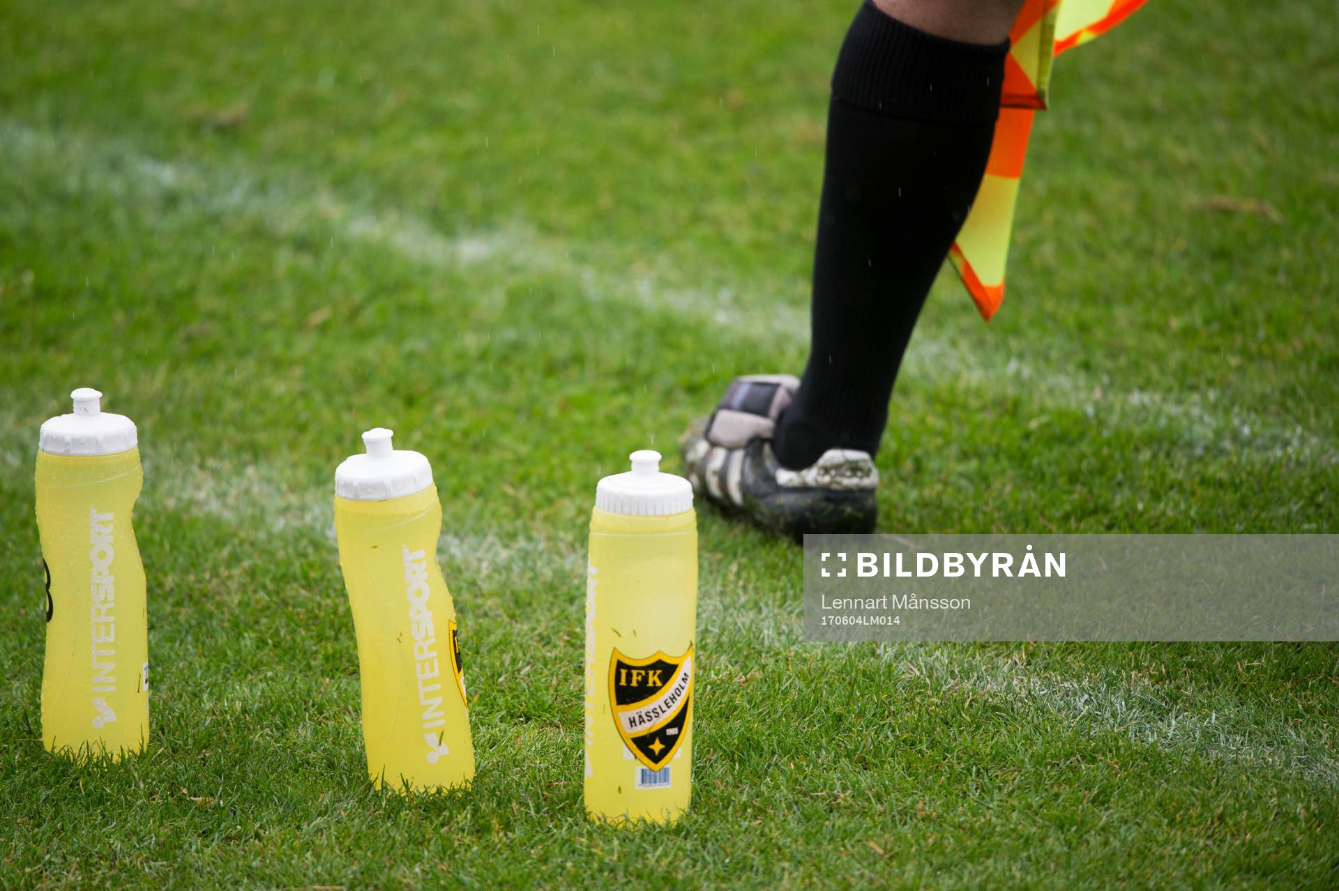 Vattenflaskor i matchen i division 2 mellan Österlen och