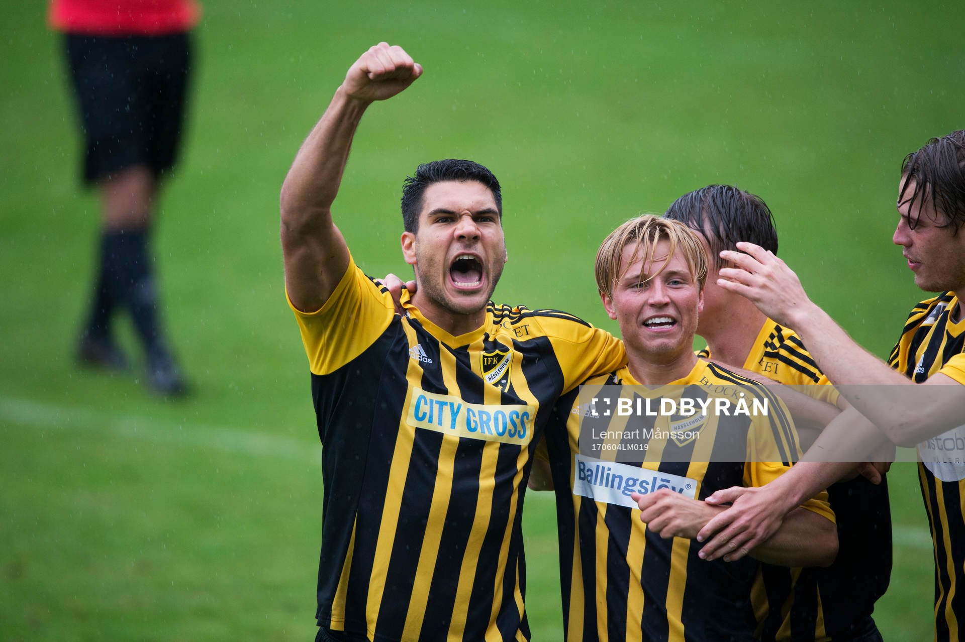 IFK Hässleholms  Gustaf Lindroth har gjort 0-1 och grattas