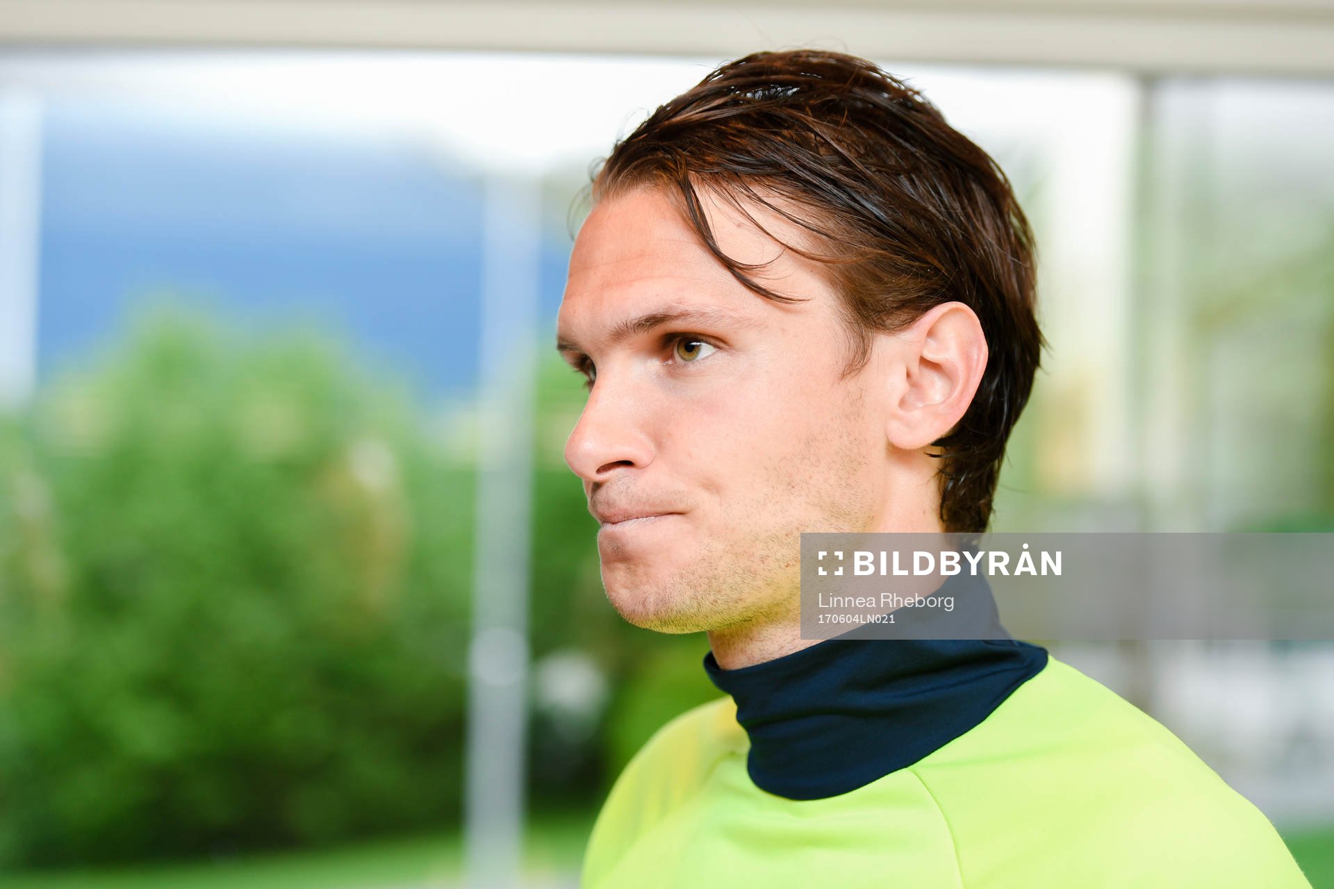 Albin Ekdal under mixed zone efter en träning med Sveriges fotbollslandslag den 4 juni 2017 i Stockholm. 