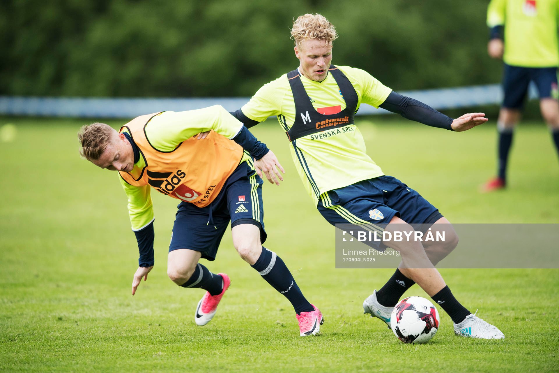 Sam Larsson och Oskar Hiljemark under en träning med Sveriges fotbollslandslag den 4 juni 2017 i Stockholm. 