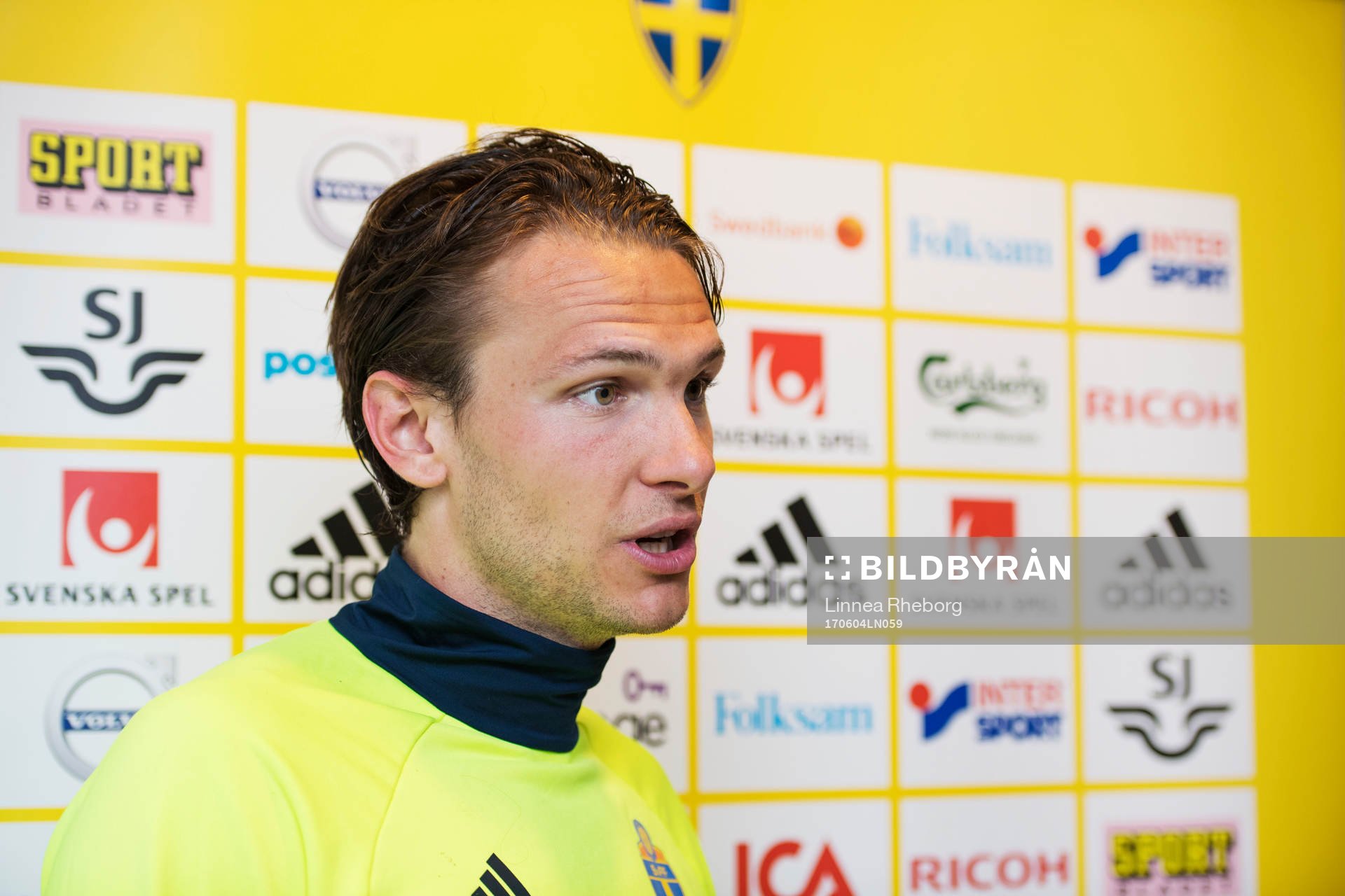 Albin Ekdal under mixed zone efter en träning med Sveriges fotbollslandslag den 4 juni 2017 i Stockholm. 