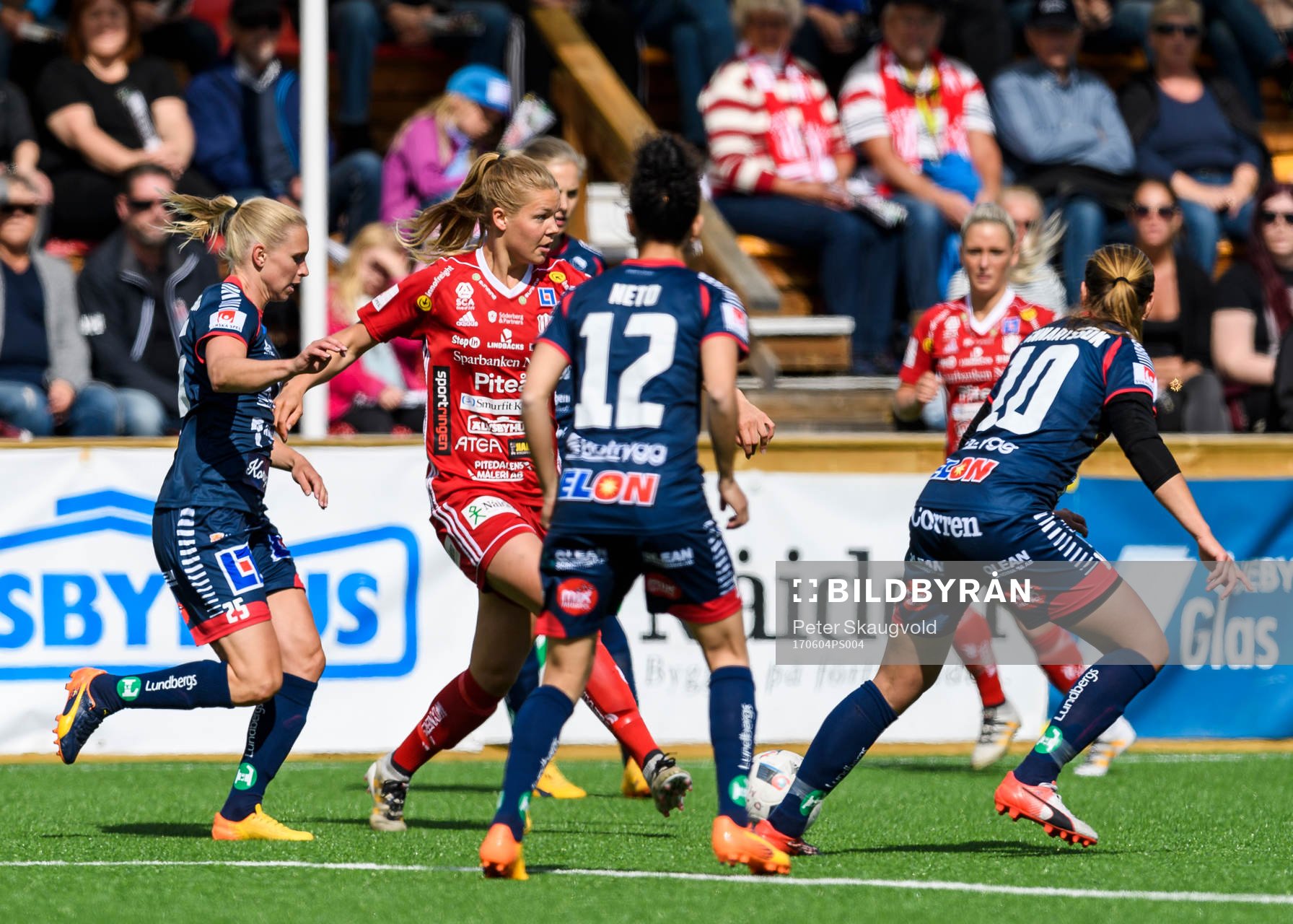 Piteås Nina Jakobsson omgiven av Linköpingspelare