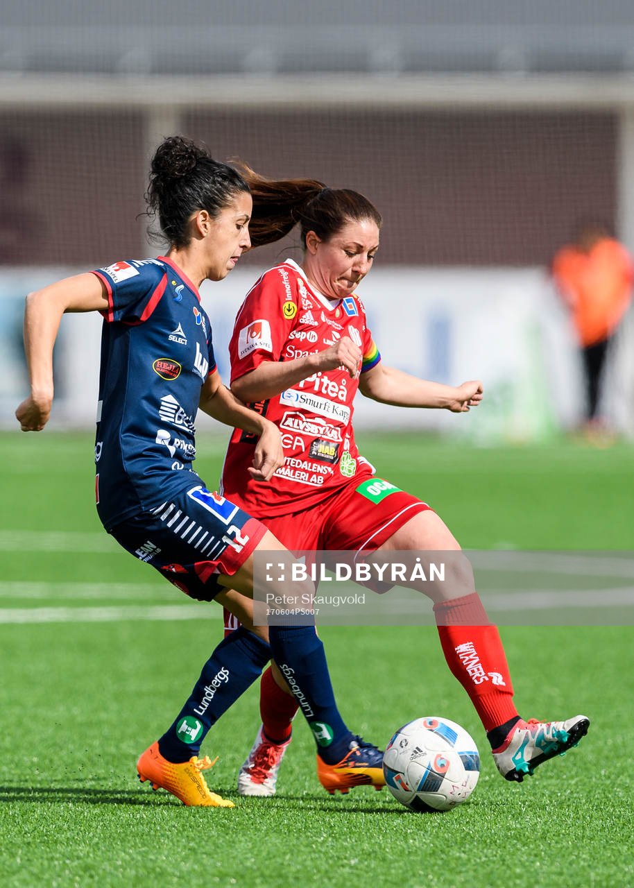 Linköpings Claudia Neto i kamp med Piteås Josefin Johansson under fotbollsmatchen i Damallsvenskan mellan Piteå och Linköping den 4 Juni 2017 i Piteå.
