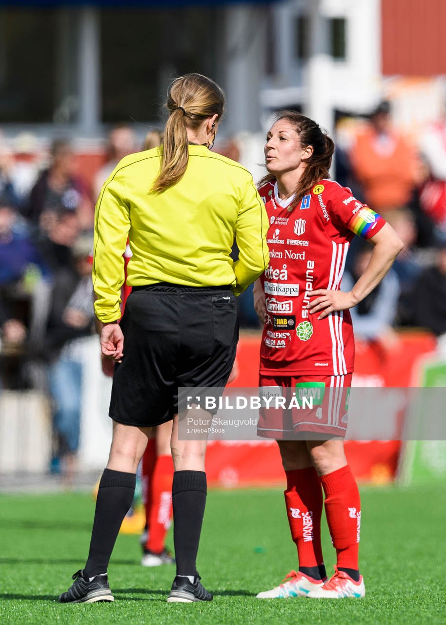 Domare Camilla Eriksson pratar med Piteås Josefin Johansson