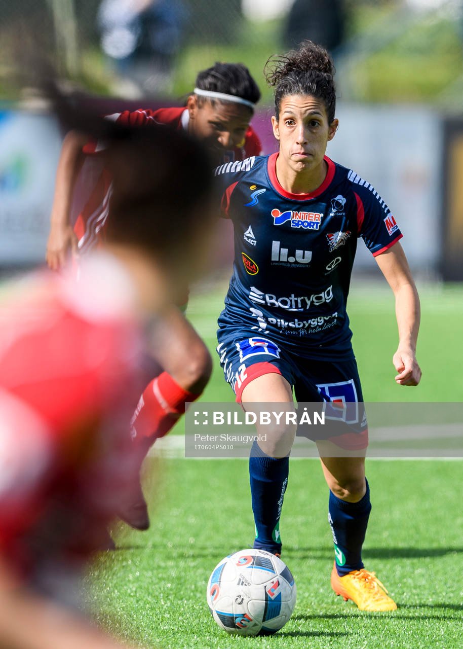 Linköpings Claudia Neto med bollen