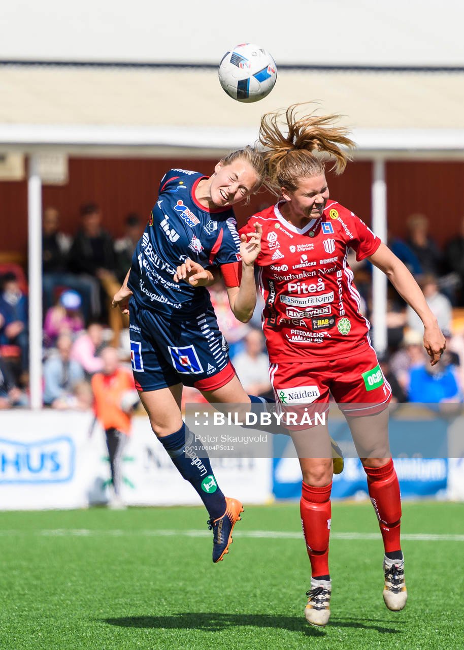Linköpings Magdalena Eriksson i nickduell med Piteås Nina Jakobsson under fotbollsmatchen i Damallsvenskan mellan Piteå och Linköping den 4 Juni 2017 i Piteå.