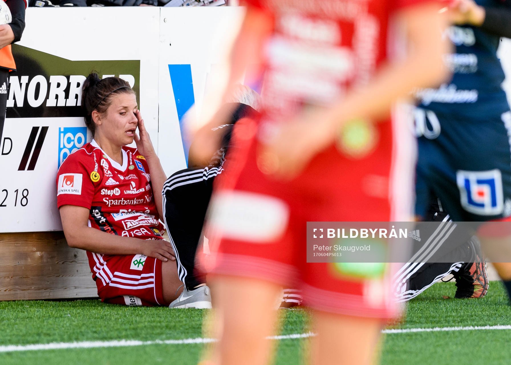 Piteås Hanna Pettersson grinar illa efter att ha blivit skadad under fotbollsmatchen i Damallsvenskan mellan Piteå och Linköping den 4 Juni 2017 i Piteå.