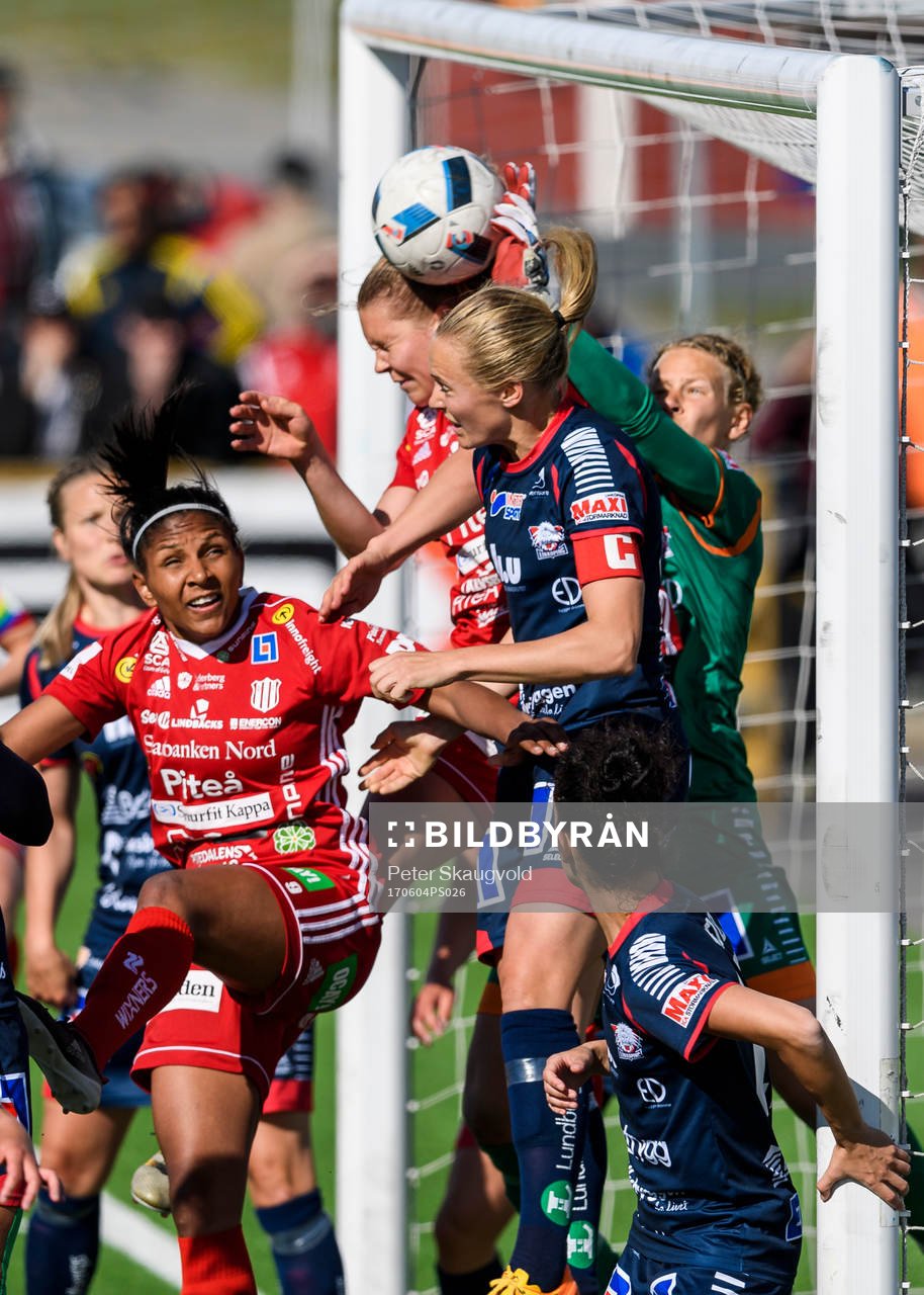 Piteås Nina Jakobsson försöker nicka in bollen framför