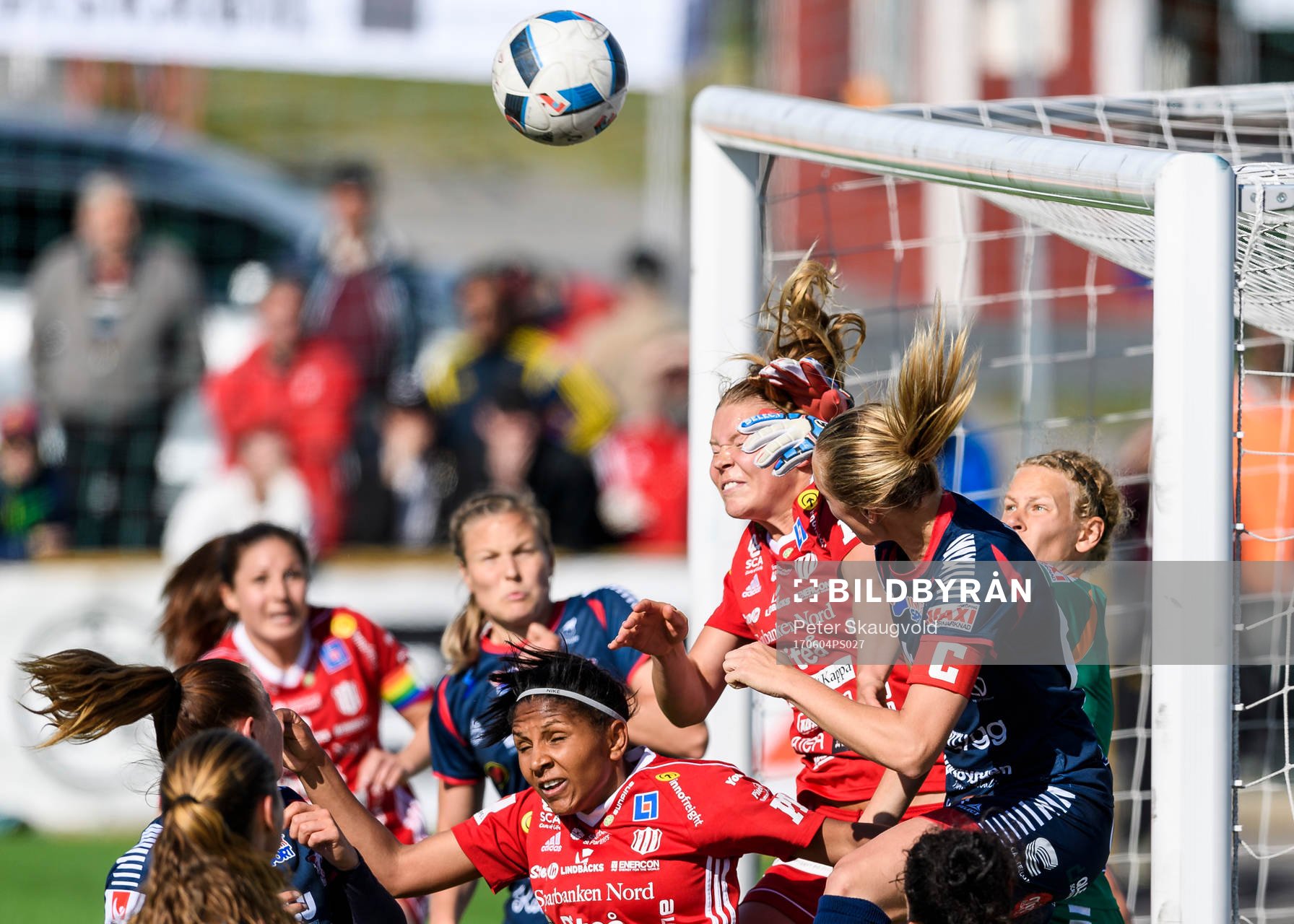 Piteås Nina Jakobsson försöker nicka in bollen framför