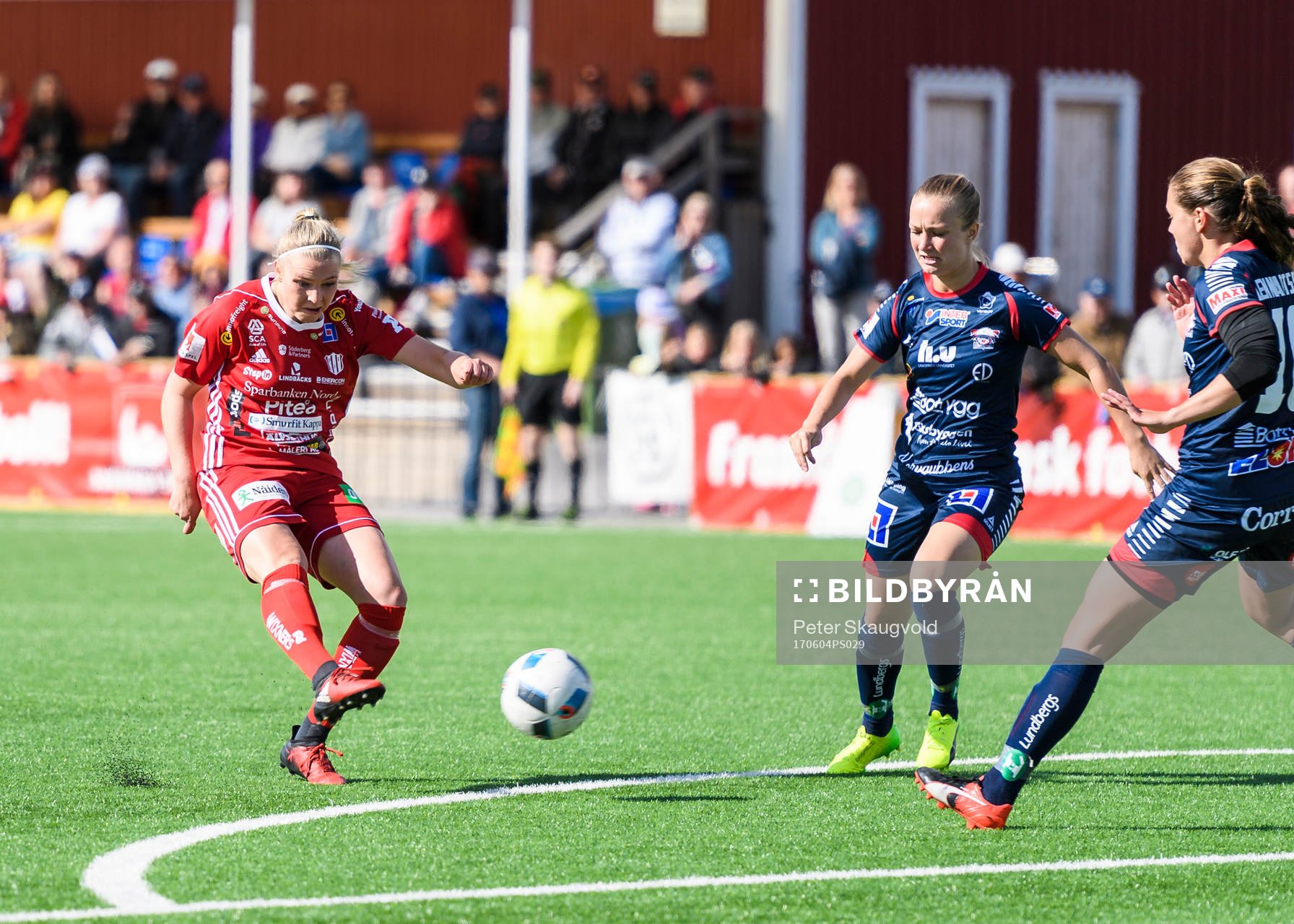 Piteås Ellen Löfqvist avlossar ett skott under fotbollsmatchen i Damallsvenskan mellan Piteå och Linköping den 4 Juni 2017 i Piteå.