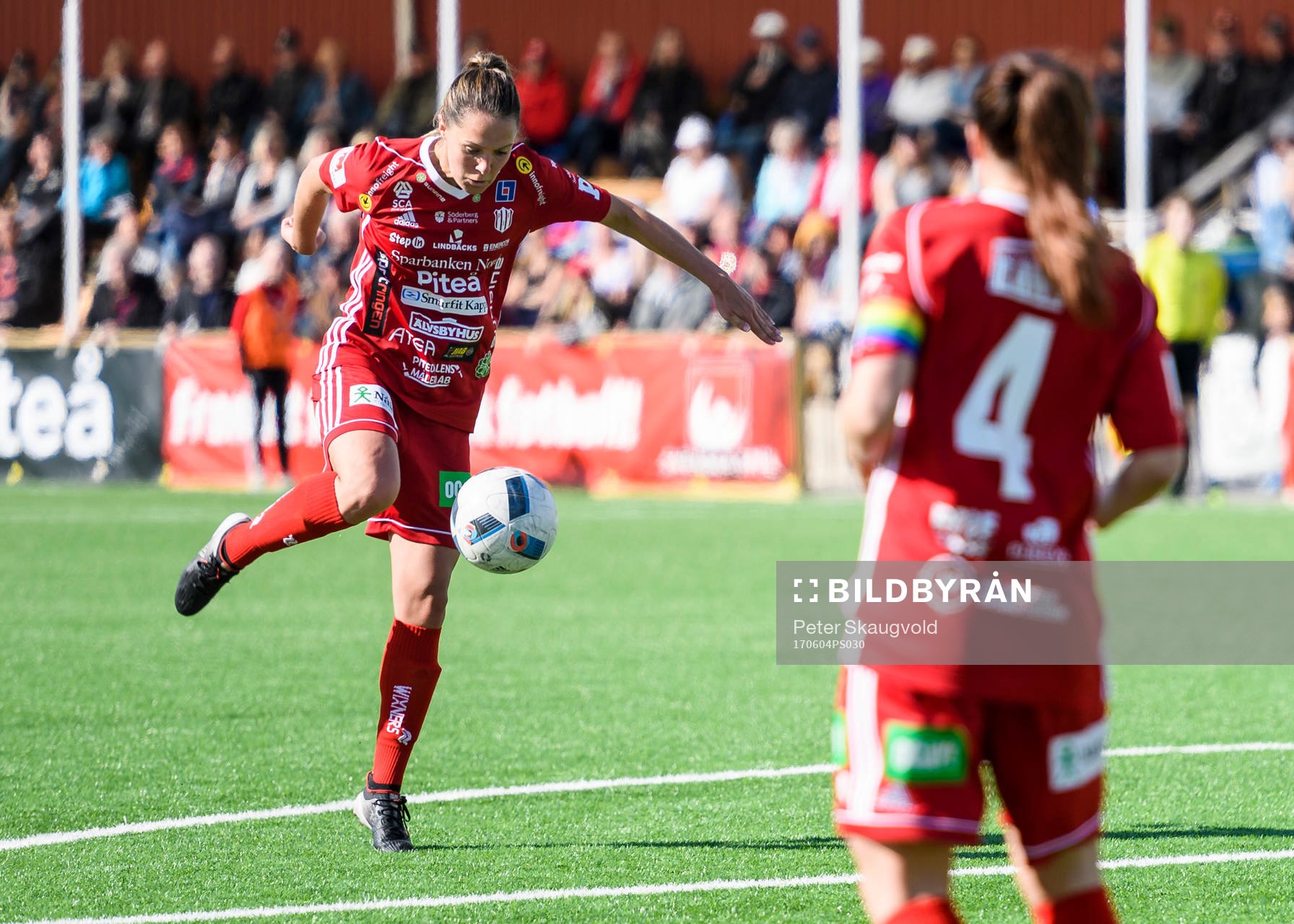 Piteås Felicia Karlsson avlossar ett skott under fotbollsmatchen i Damallsvenskan mellan Piteå och Linköping den 4 Juni 2017 i Piteå.