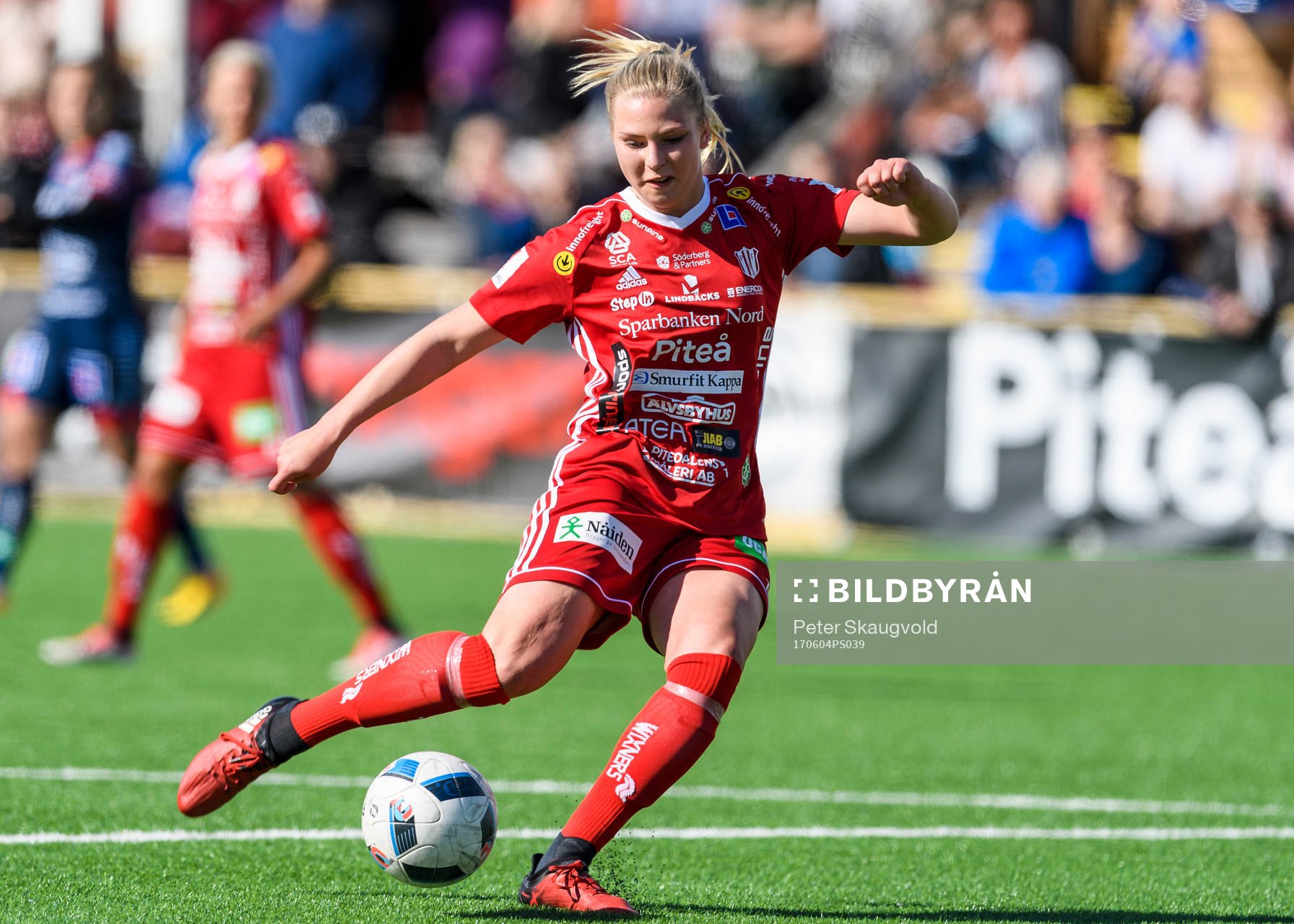 Piteås Ellen Löfqvist avlossar ett skott under fotbollsmatchen i Damallsvenskan mellan Piteå och Linköping den 4 Juni 2017 i Piteå.
