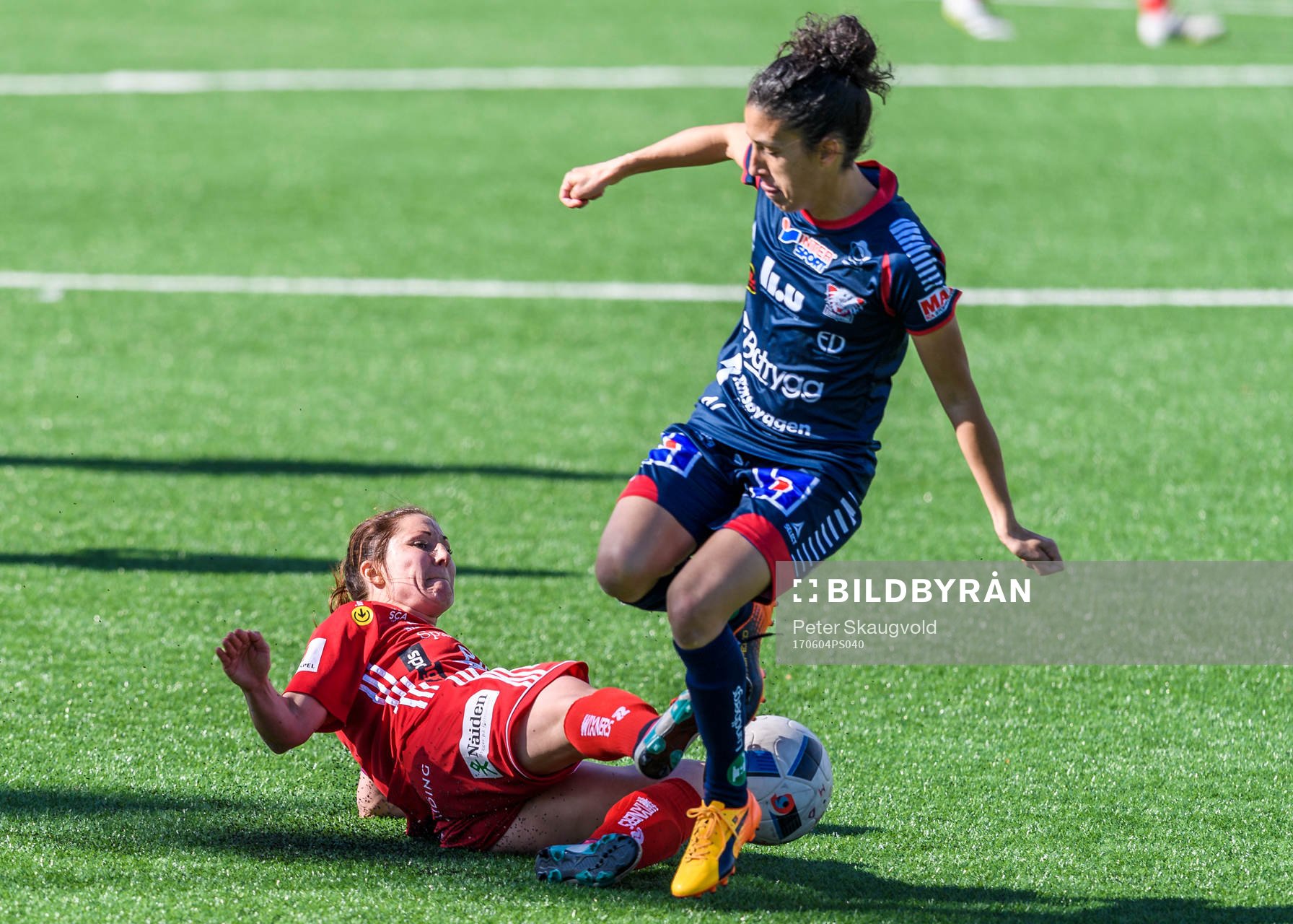 Piteås Josefin Johansson tacklar Linköpings Claudia Neto