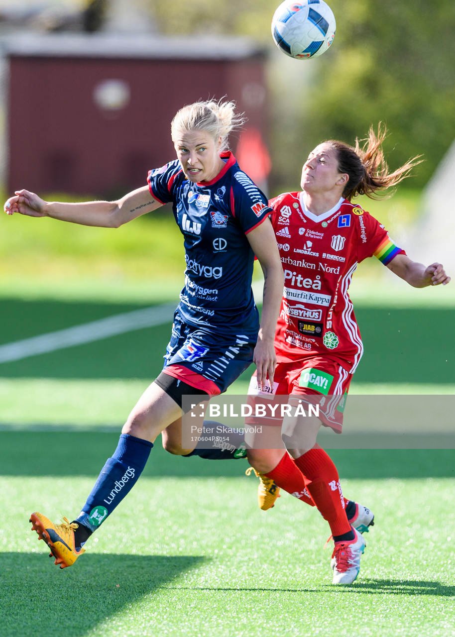 Linköpings Lina Hurtig i kamp med Piteås Josefin Johansson under fotbollsmatchen i Damallsvenskan mellan Piteå och Linköping den 4 Juni 2017 i Piteå.